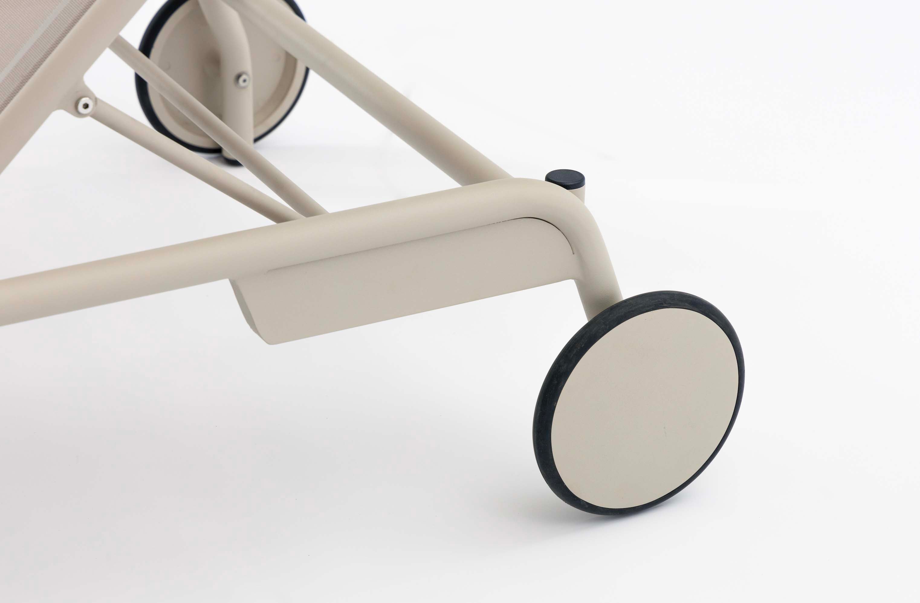 Roulette en aluminium beige mat de bain de soleil Sunny, design belge, durable et élégant, collection modulable Luxe.