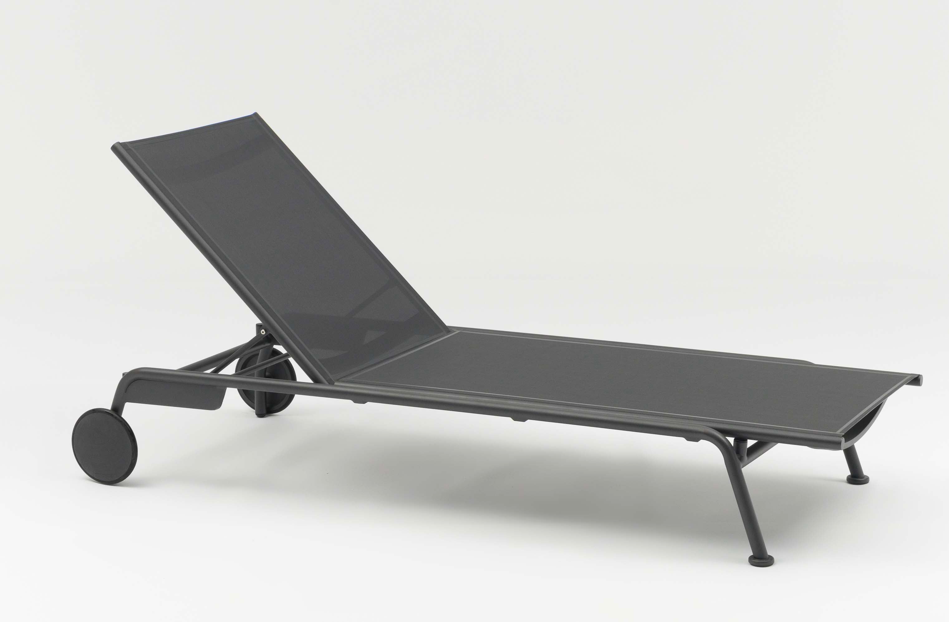 Bain de soleil gris en aluminium et textilène, dossier réglable, roulettes intégrées, design belge élégant de la collection.