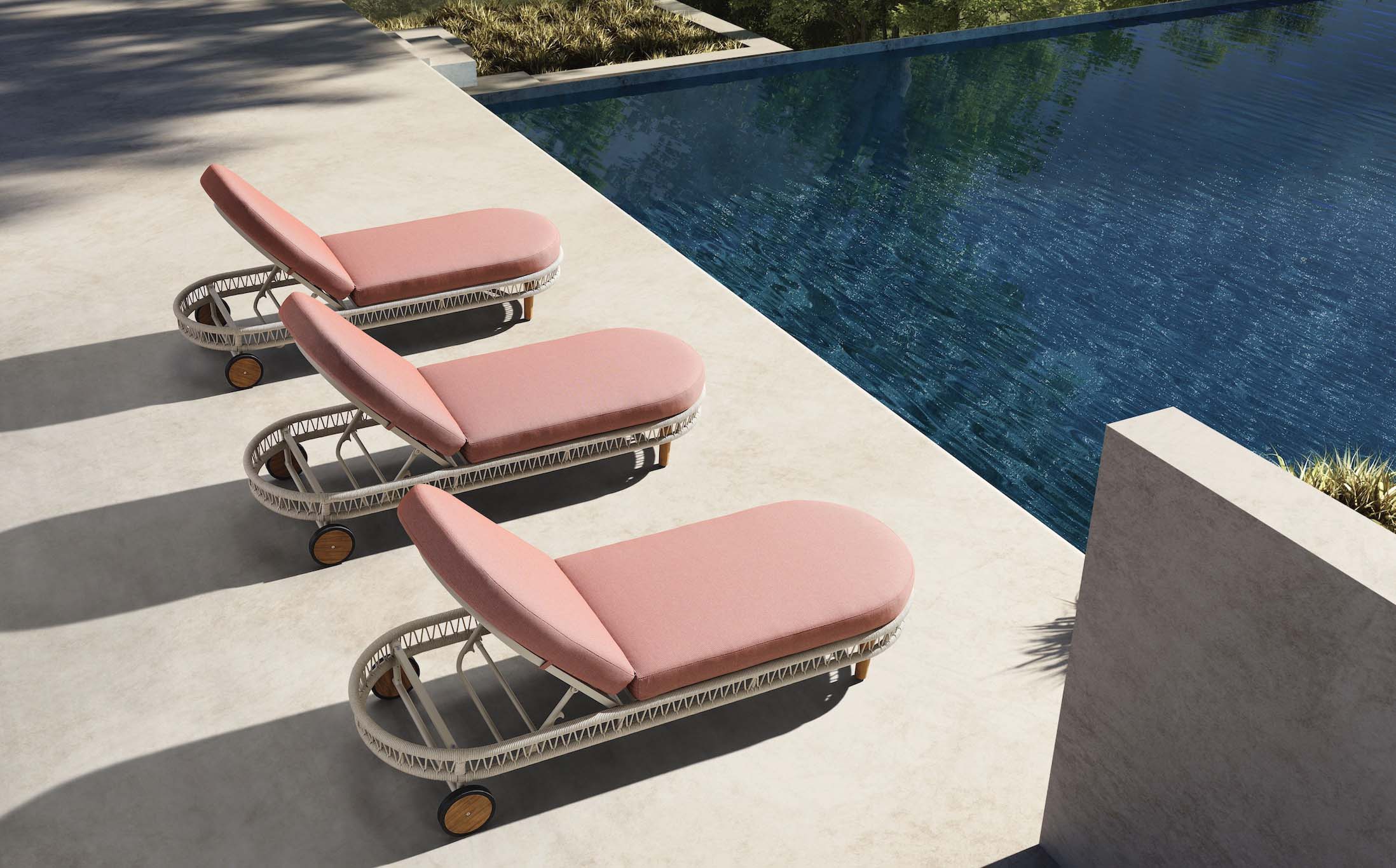 Bain de soleil en teck FSC avec structure en corde tressée, coussin déhoussable rose déperlant, design élégant méditerranéen.