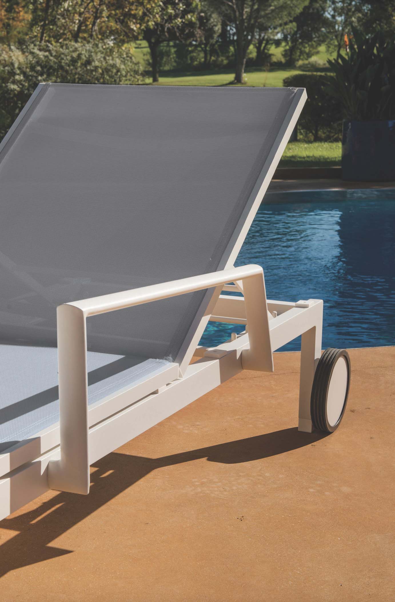 Bain de soleil en aluminium avec roulettes - ENEA