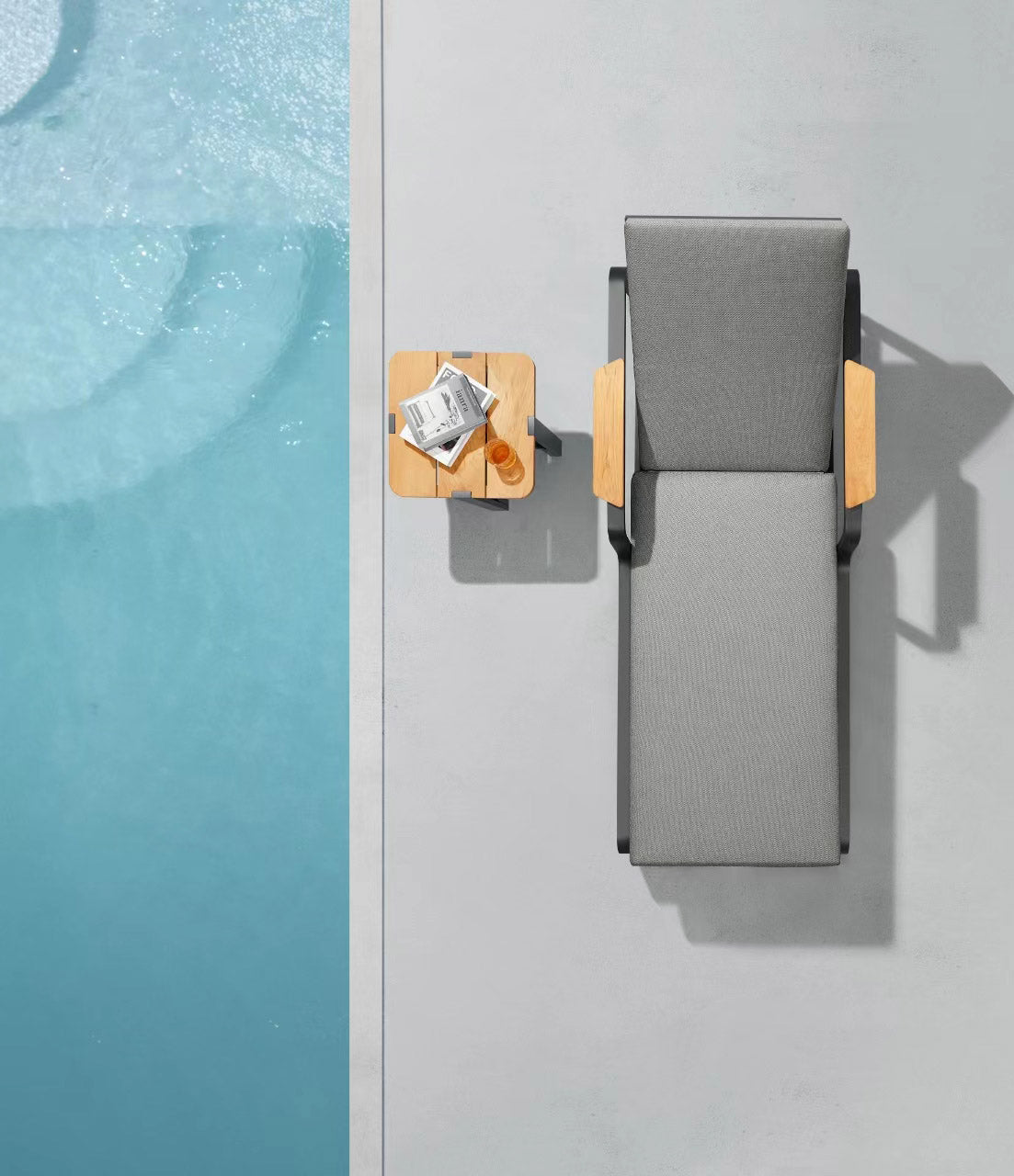 Bain de soleil en aluminium gris textilène avec accoudoirs en teck FSC haut de gamme, design épuré et élégant pour terrasse.