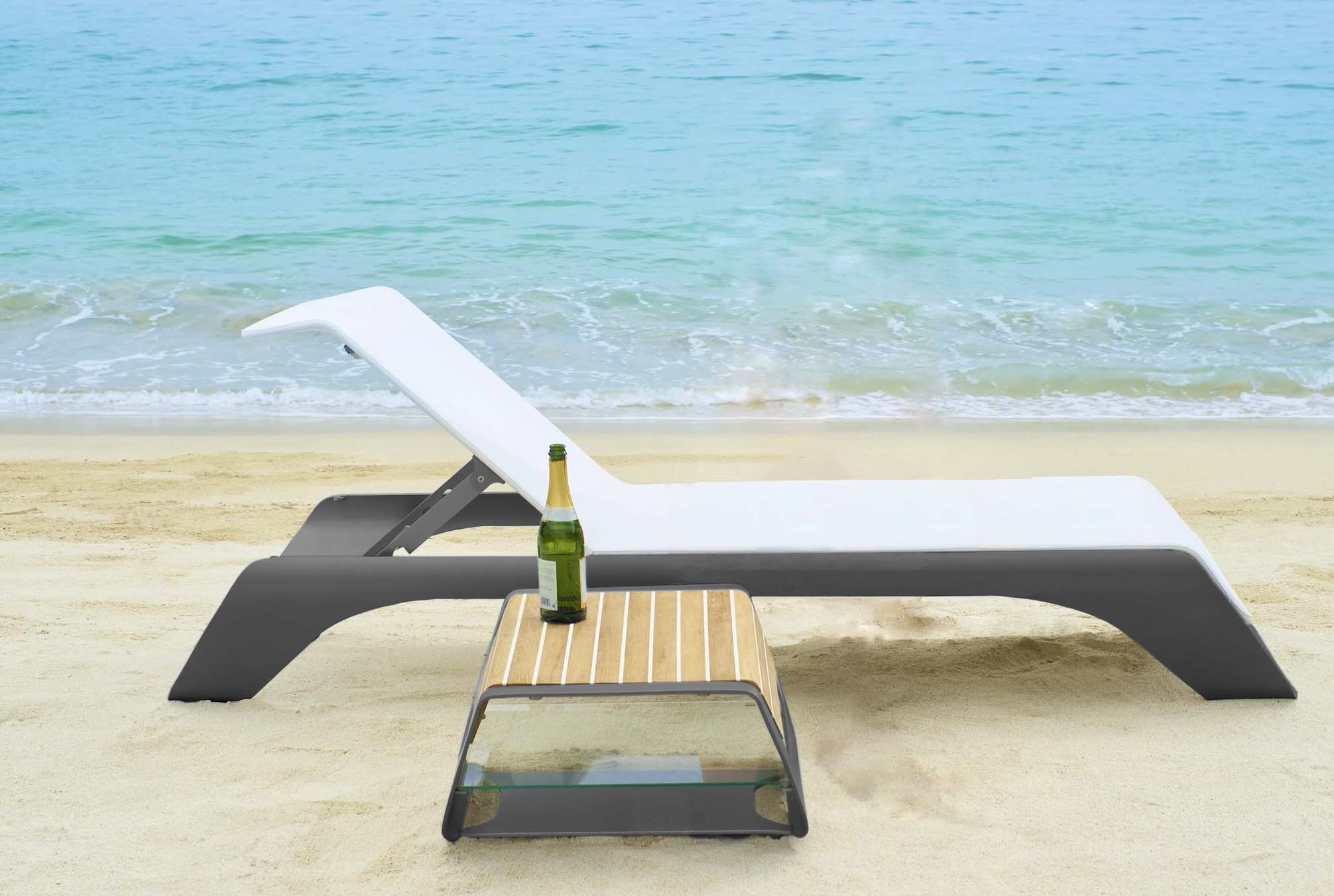 Bain de soleil en aluminium gris avec coussin en tissu Sunbrella blanc à quick dry foam, design by PININFARINA aux lignes.