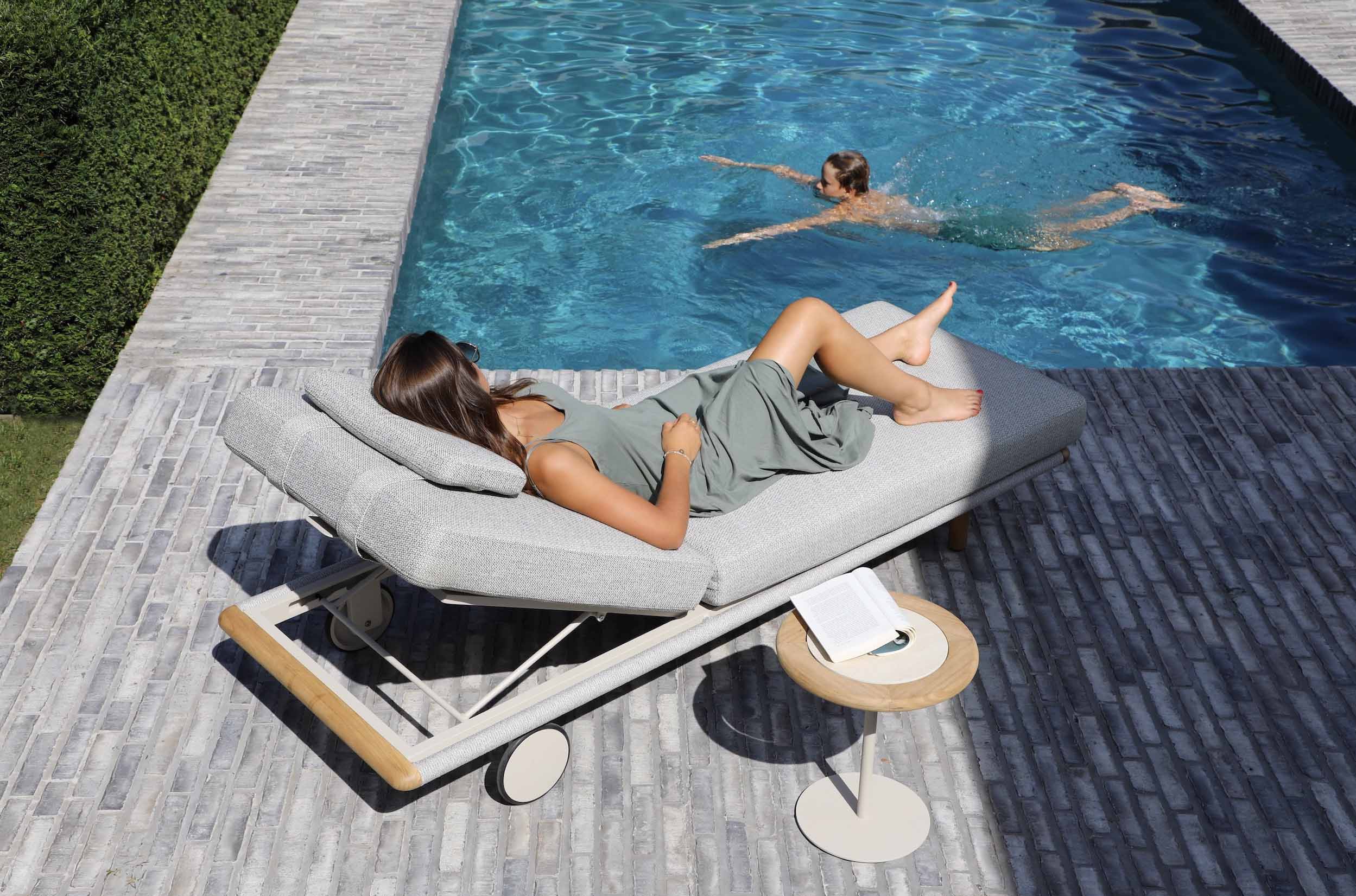 Bain de soleil luxe en aluminium by designer Belge - RIVIERA