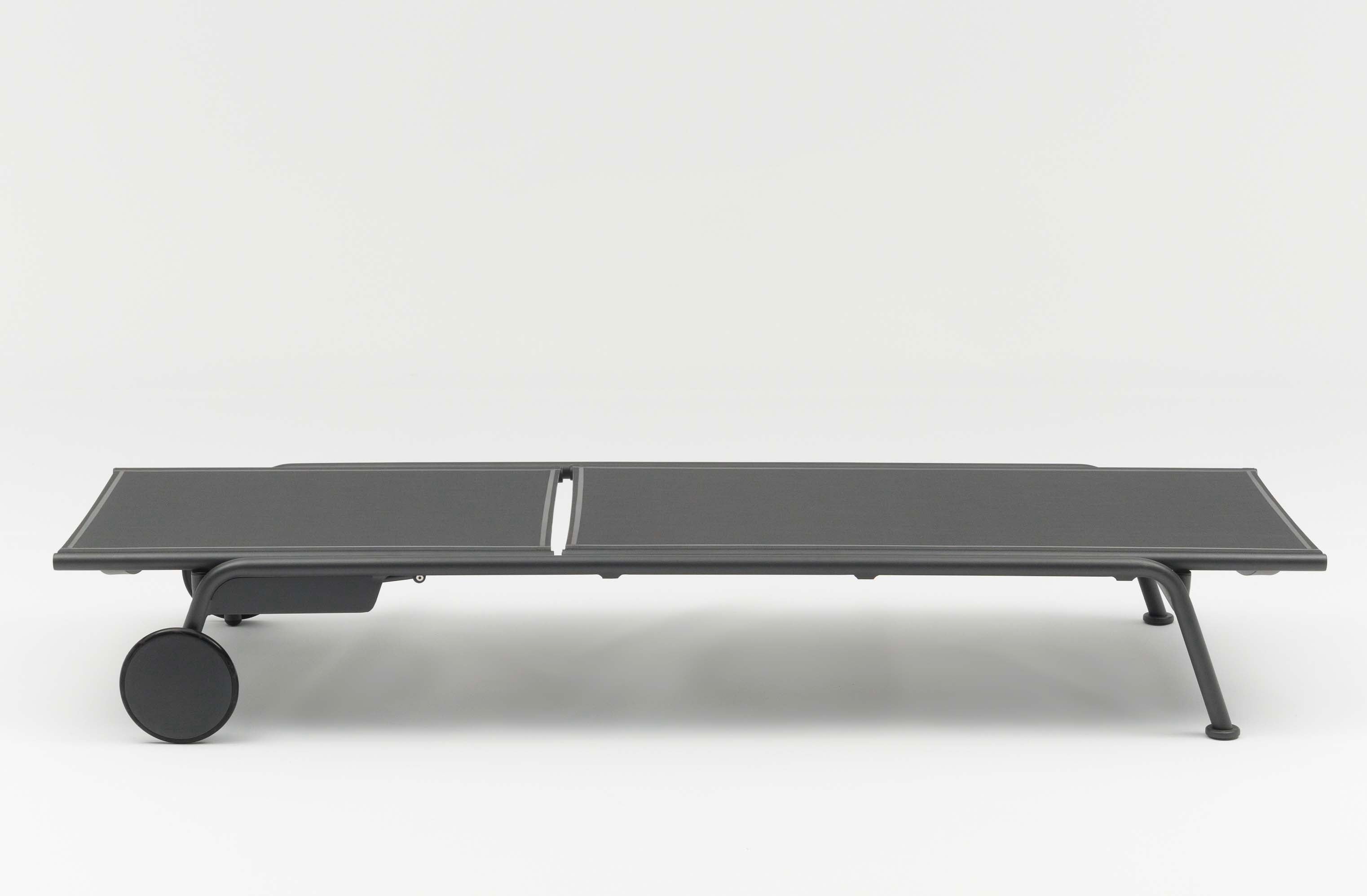 Bain de soleil gris en aluminium et textilène, design belge élégant, structure durable avec roulettes, collection modulable.