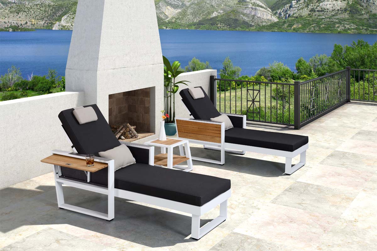 Duo de bains de soleil avec structure aluminium inoxydable et plateau en teck FSC, accoudoirs modulables, coussins noirs.