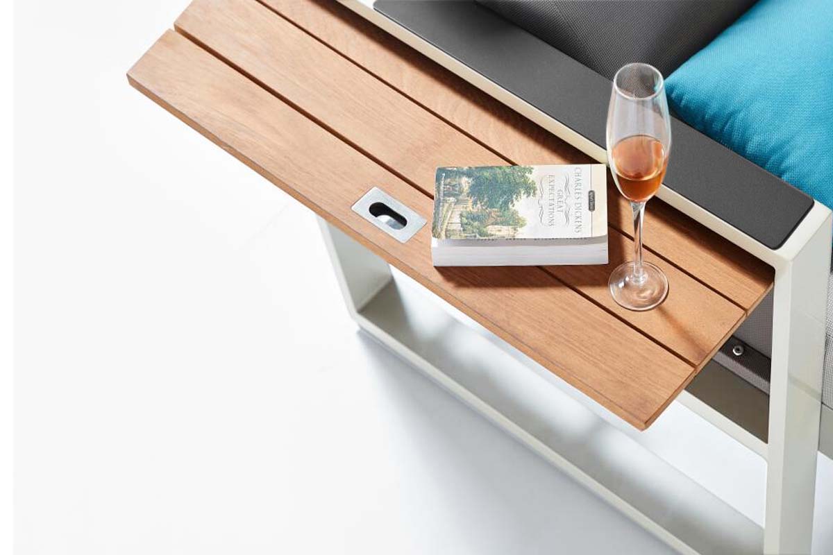 Duo de bains de soleil en teck FSC et structure aluminium inoxydable, tablette en teck avec verre à dégustation, coussins.