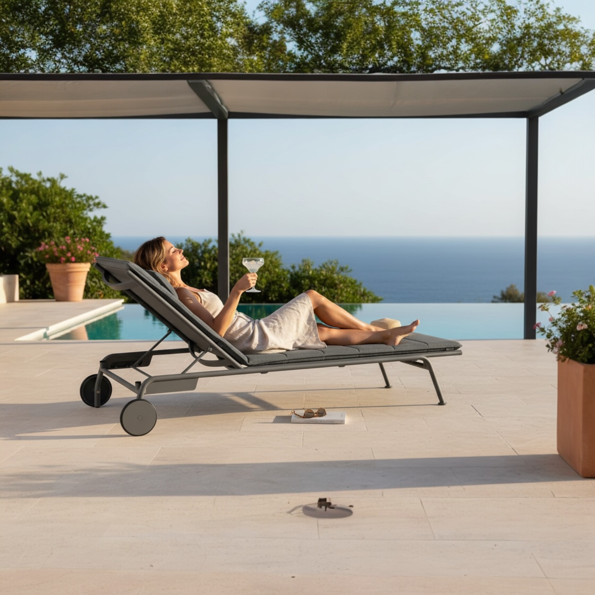 Bain de soleil gris en aluminium et textilène de la collection modulable Sunny, design belge élégant avec roulettes, dossier. 