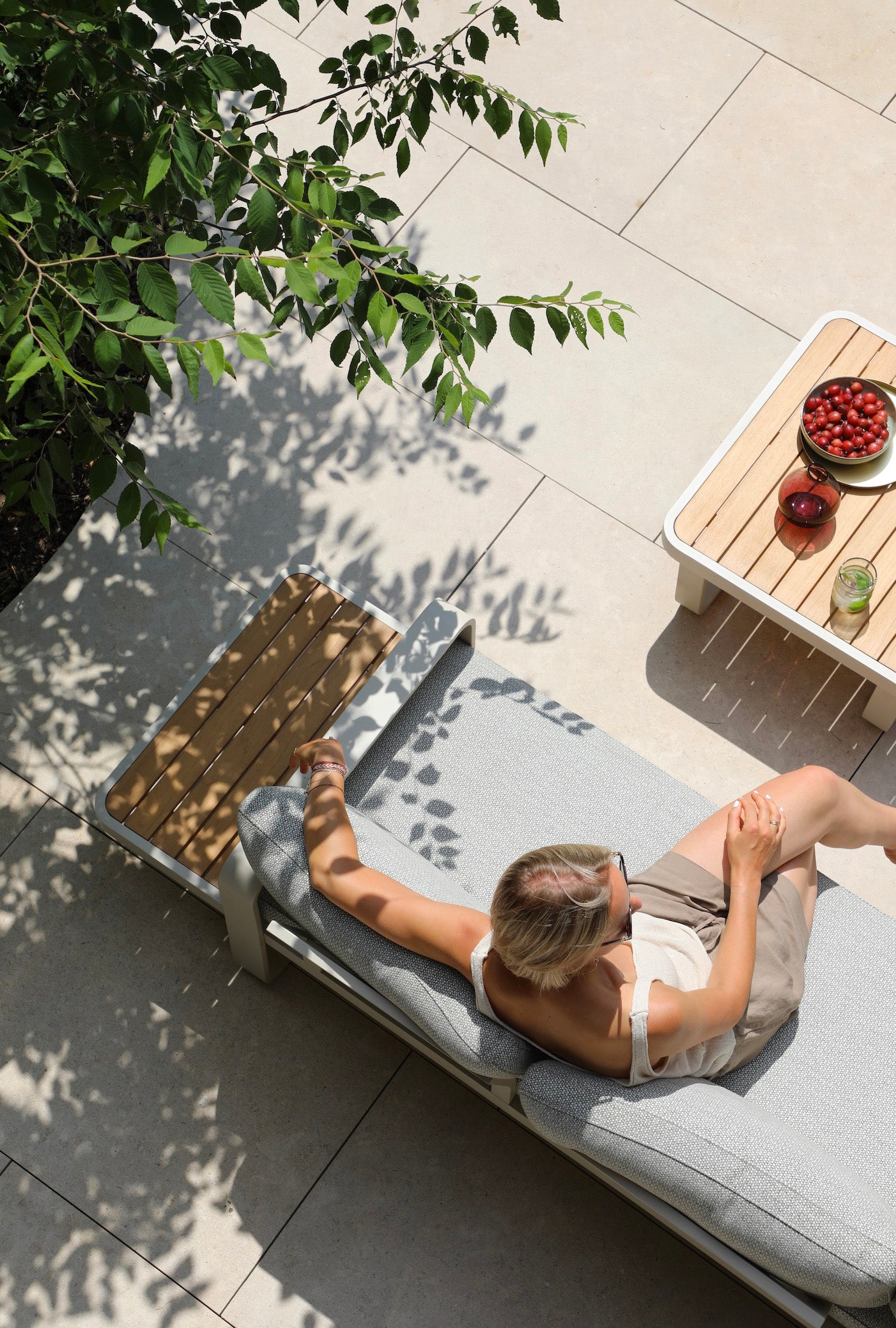 Salon de jardin d'angle modulable en aluminium inoxydable et teck FSC, coussins gris déhoussables et déperlants, design luxe.