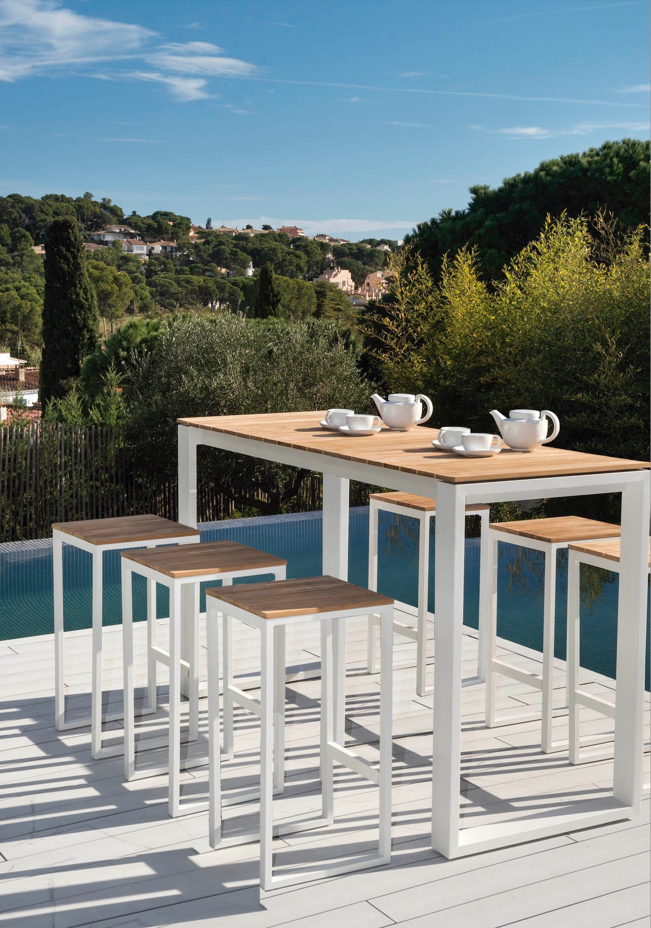 Bar de jardin au design méditerranéen en aluminium haut de gamme blanc et teck FSC noble, tabourets assortis, housses.