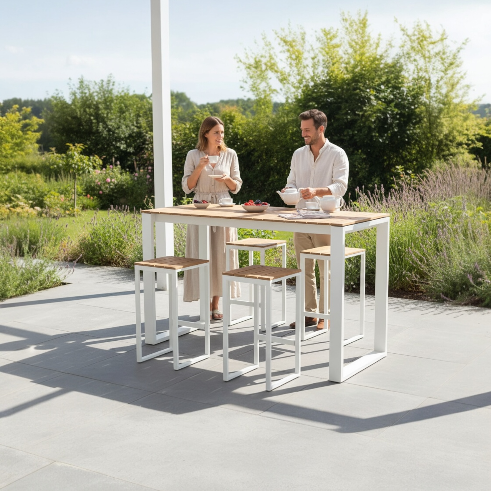 Bar de jardin design au style méditerranéen avec structure en aluminium haut de gamme blanc, plan et tabourets en teck FSC.