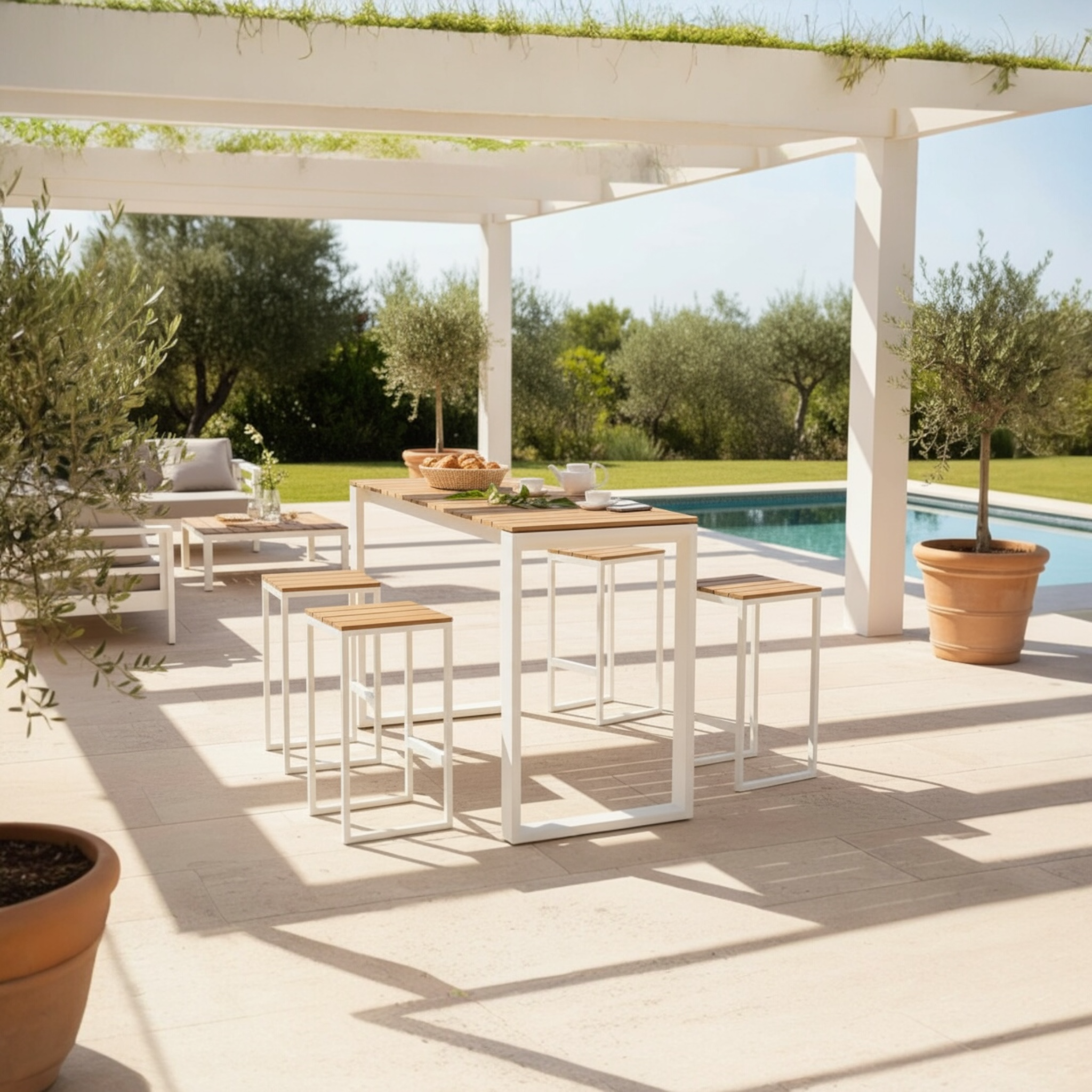 Bar de jardin design en aluminium haut de gamme blanc et bois de teck FSC, luxe méditerranéen, chaises avec tissu 100%.