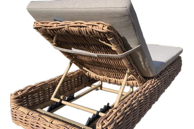 Duo de bains de soleil en résine tressée ronde rustique, coussins en tissu déperlant et déhoussable, design élégant.