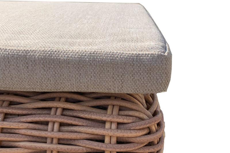 Détail coussin beige en tissu déperlant et déhoussable sur bain de soleil rustique en résine tressée ronde marron clair.