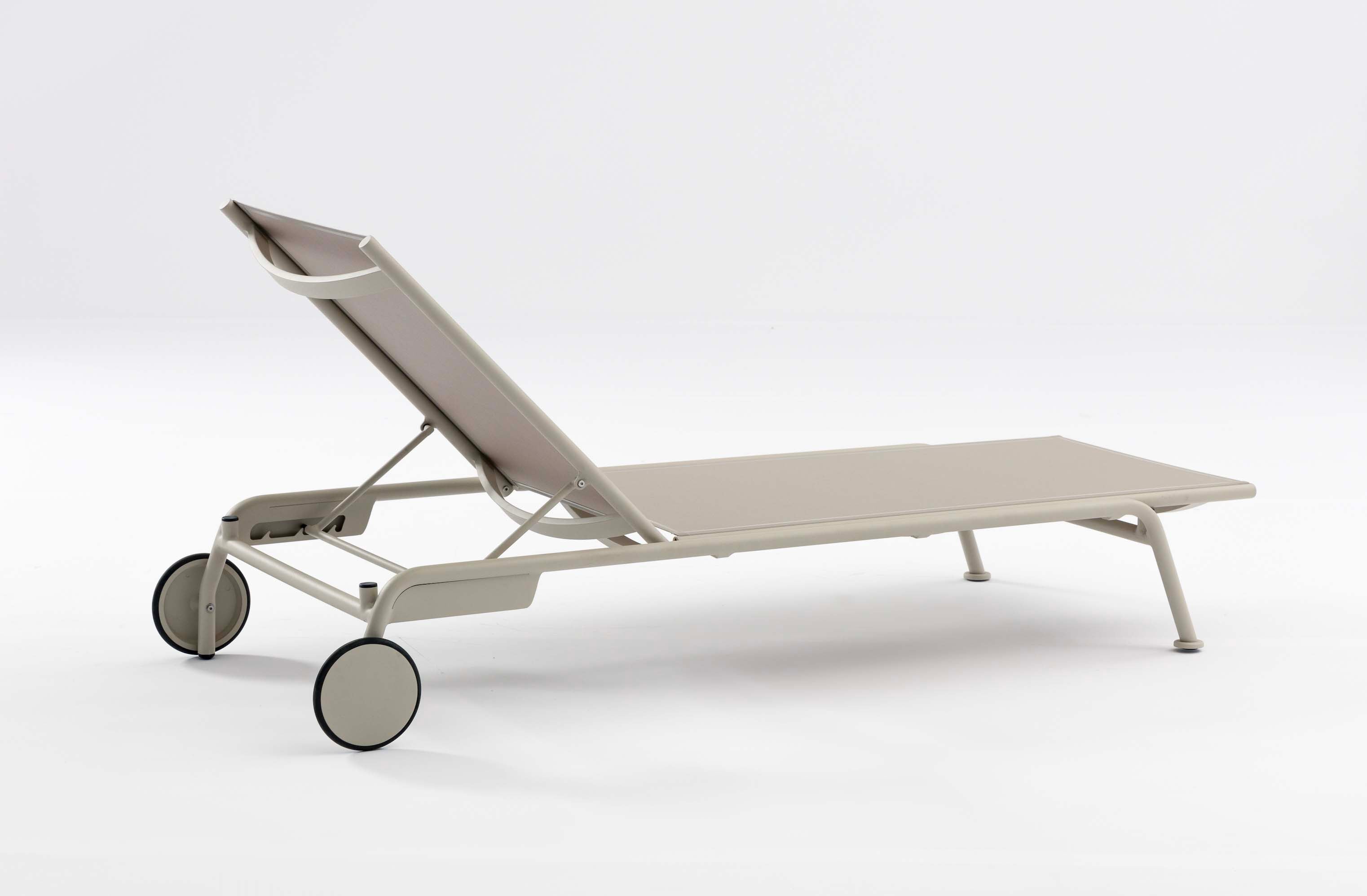 Bain de soleil Sunny beige en aluminium et textilène, dossier réglable, roulettes intégrées, design belge élégant alliant.