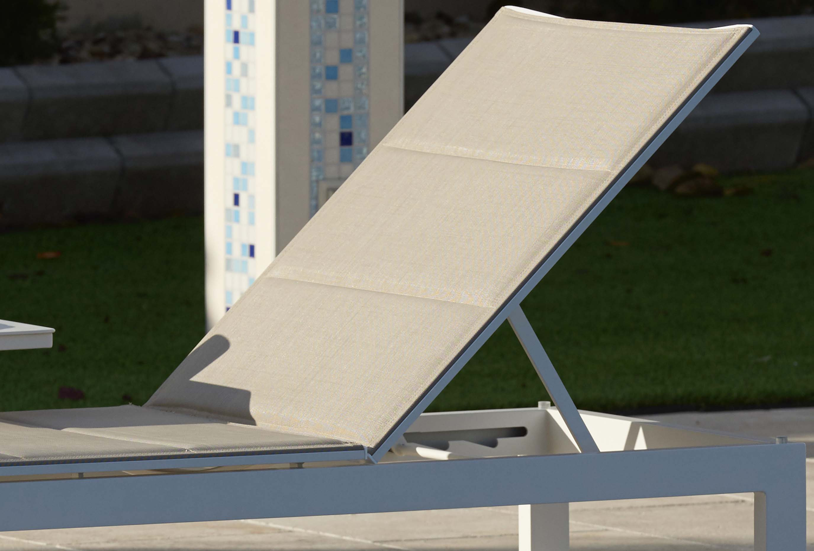 Bain de soleil inclinable en aluminium haut de gamme, tissu 100% oléfine taupe, housse déperlante et déhoussable, structure.