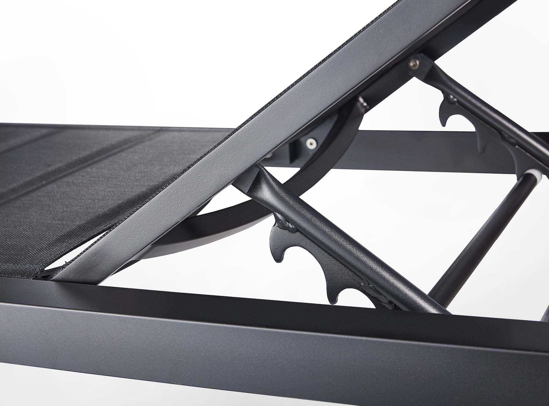 Détail structure en aluminium haut de gamme noir mat avec tissu oléfine noir, design empilable élégant et robuste, accent.