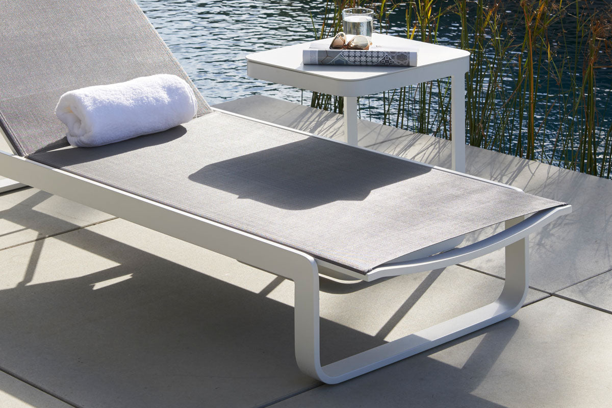 Duo de bains de soleil en aluminium + table basse - ROMY