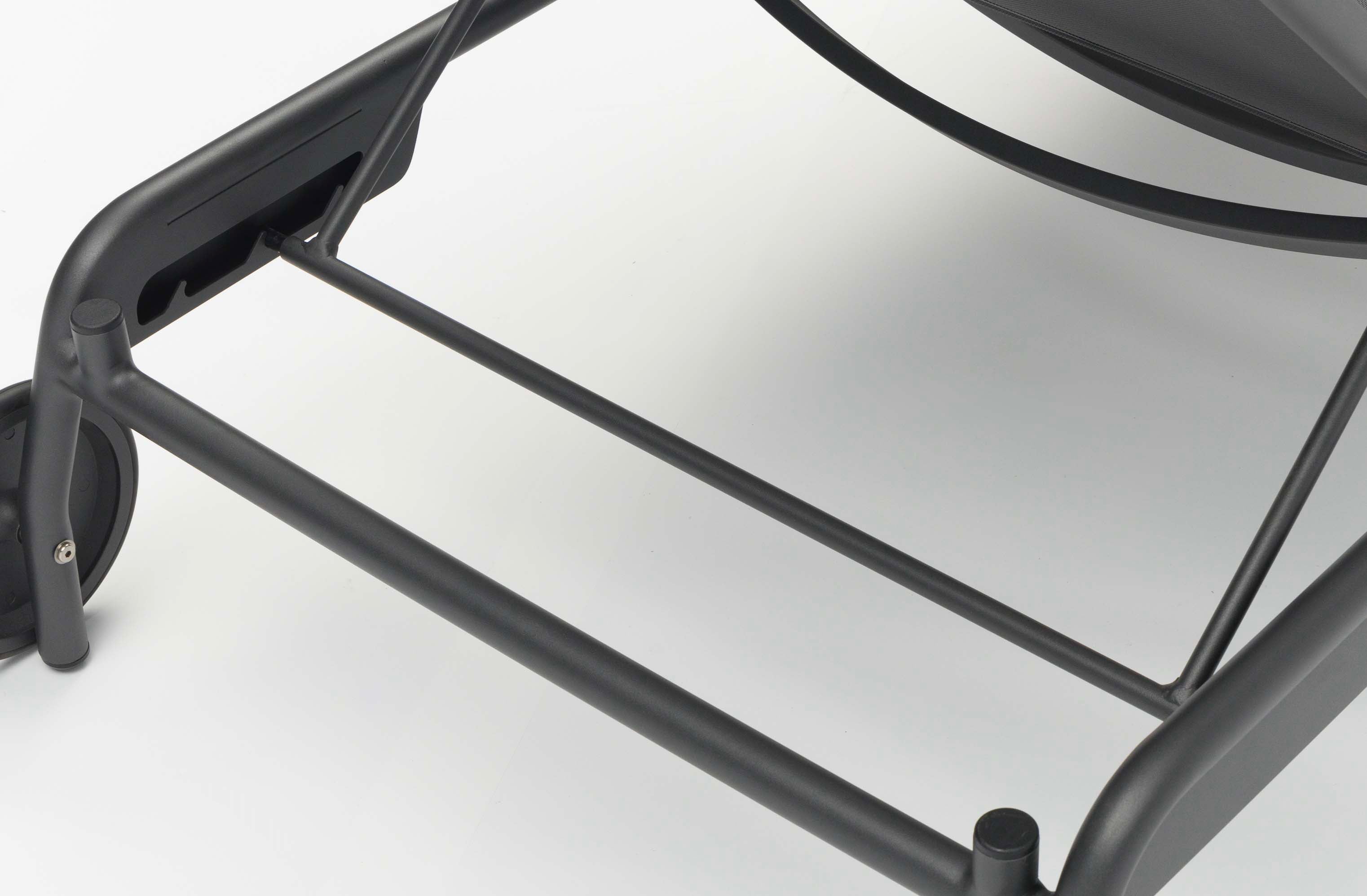 Détail d’un bain de soleil gris en aluminium et textilène de la collection modulable Sunny, design belge, finition luxe. 