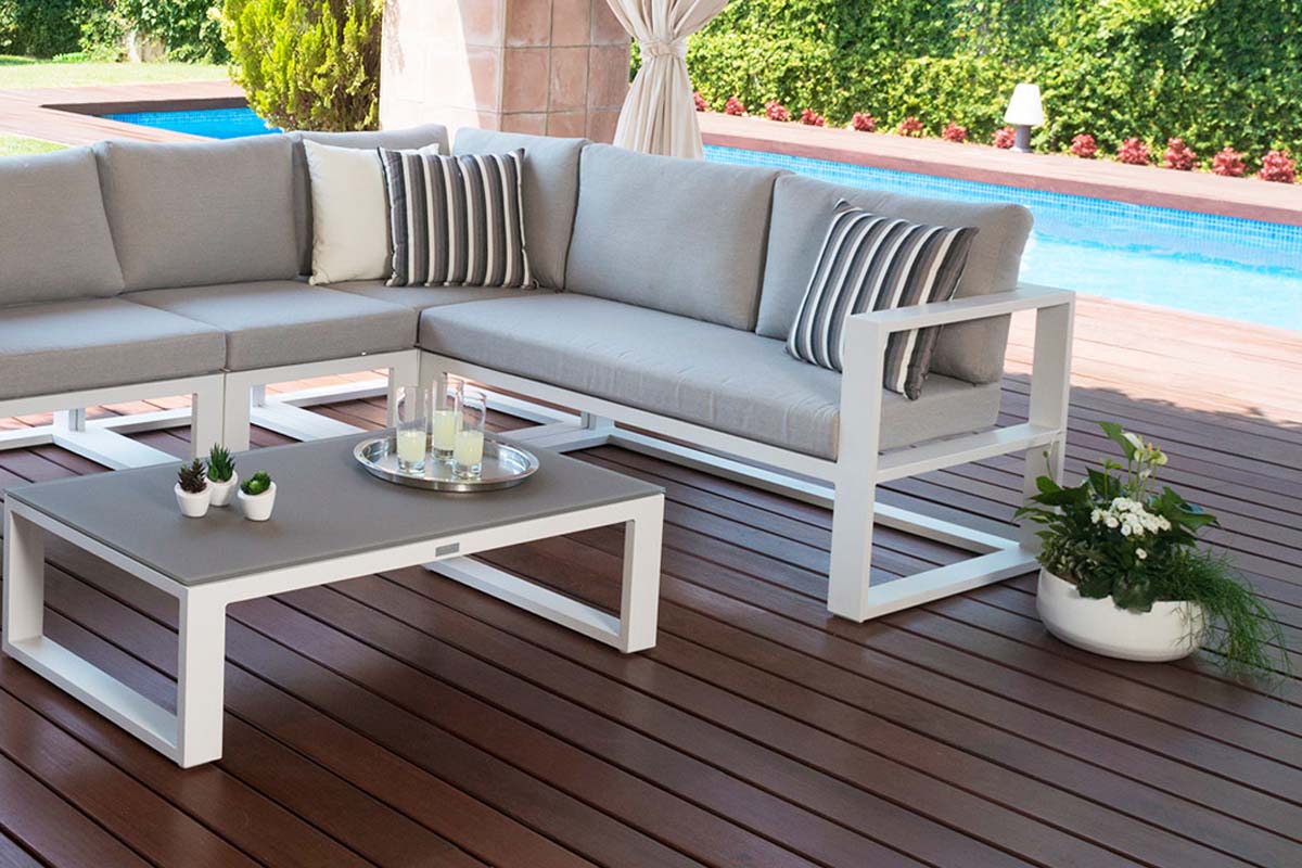 Méridienne modulable en aluminium blanc mat avec coussins gris clair, design élégant méditerranéen pour jardin extérieur.