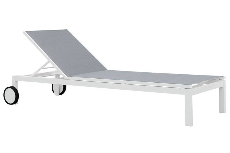 Bain de soleil élégant en aluminium haut de gamme blanc mat avec assise en textilène gris clair, structure robuste. 