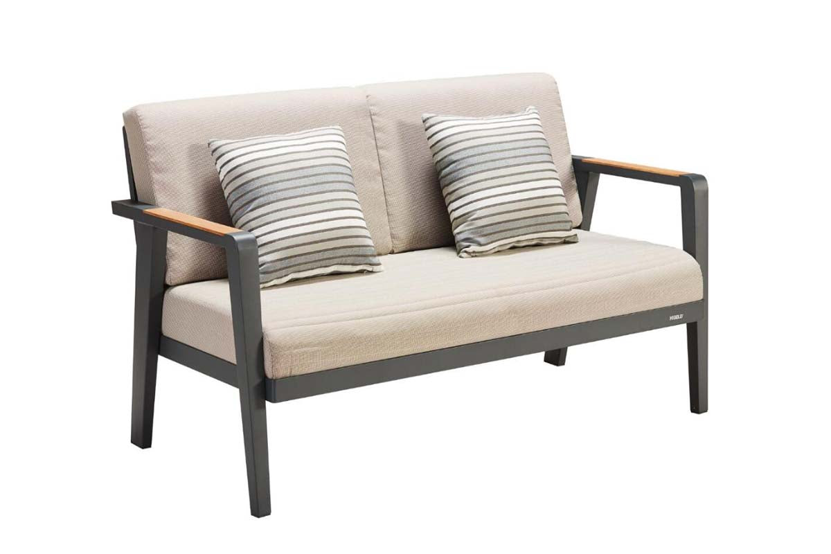 Canapé 2 places en aluminium haut de gamme avec structure élégante et accents en teck FSC, coussins en tissu oléfine beige.