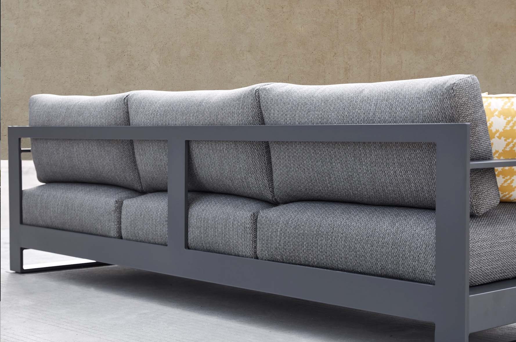 Canapé 3 places modulable en aluminium haut de gamme noir, coussins gris en tissu oléfine Sunproof, design premium élégant.