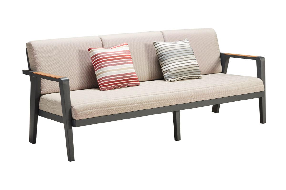Salon de jardin en aluminium haut de gamme et teck FSC avec coussins en tissu oléfine beige et housse déperlante.