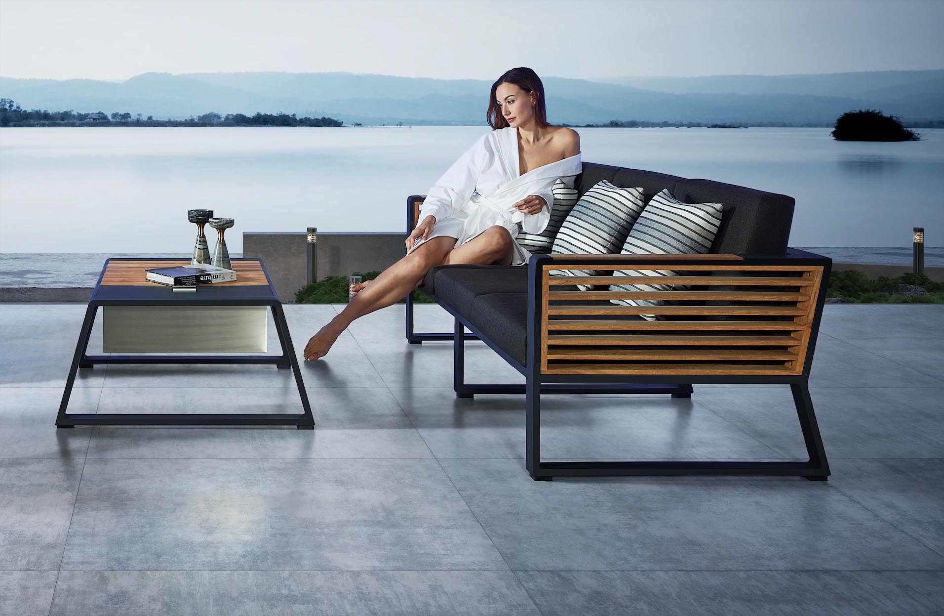 Canapé 3 places en aluminium noir et bois teck FSC avec coussins déhoussables en tissu 100% Oléfine déperlant, design luxe.