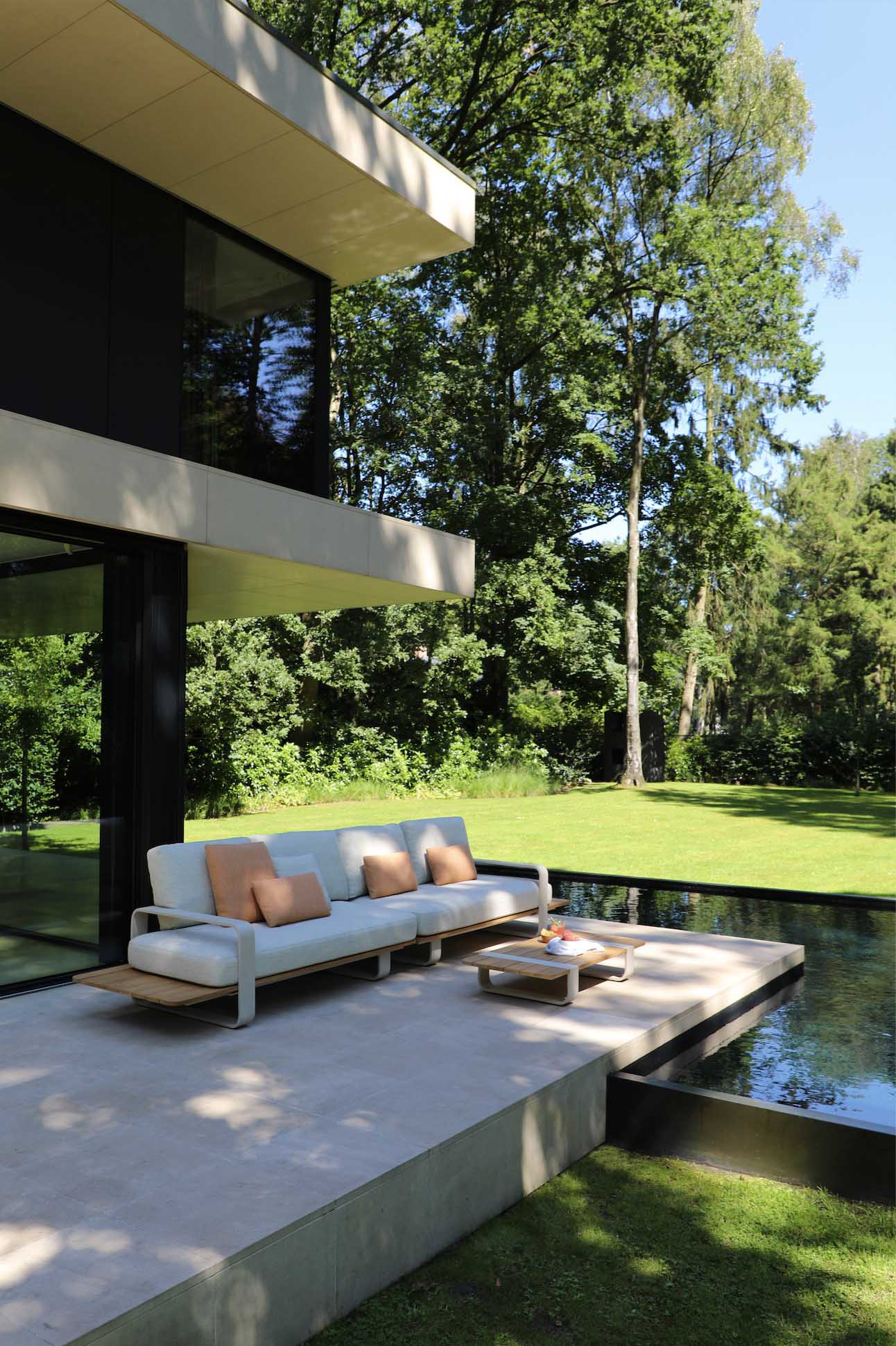 Salon de jardin compact en aluminium design et teck FSC, canapé modulable avec coussins en tissu 100% Sunproof Oléfine.