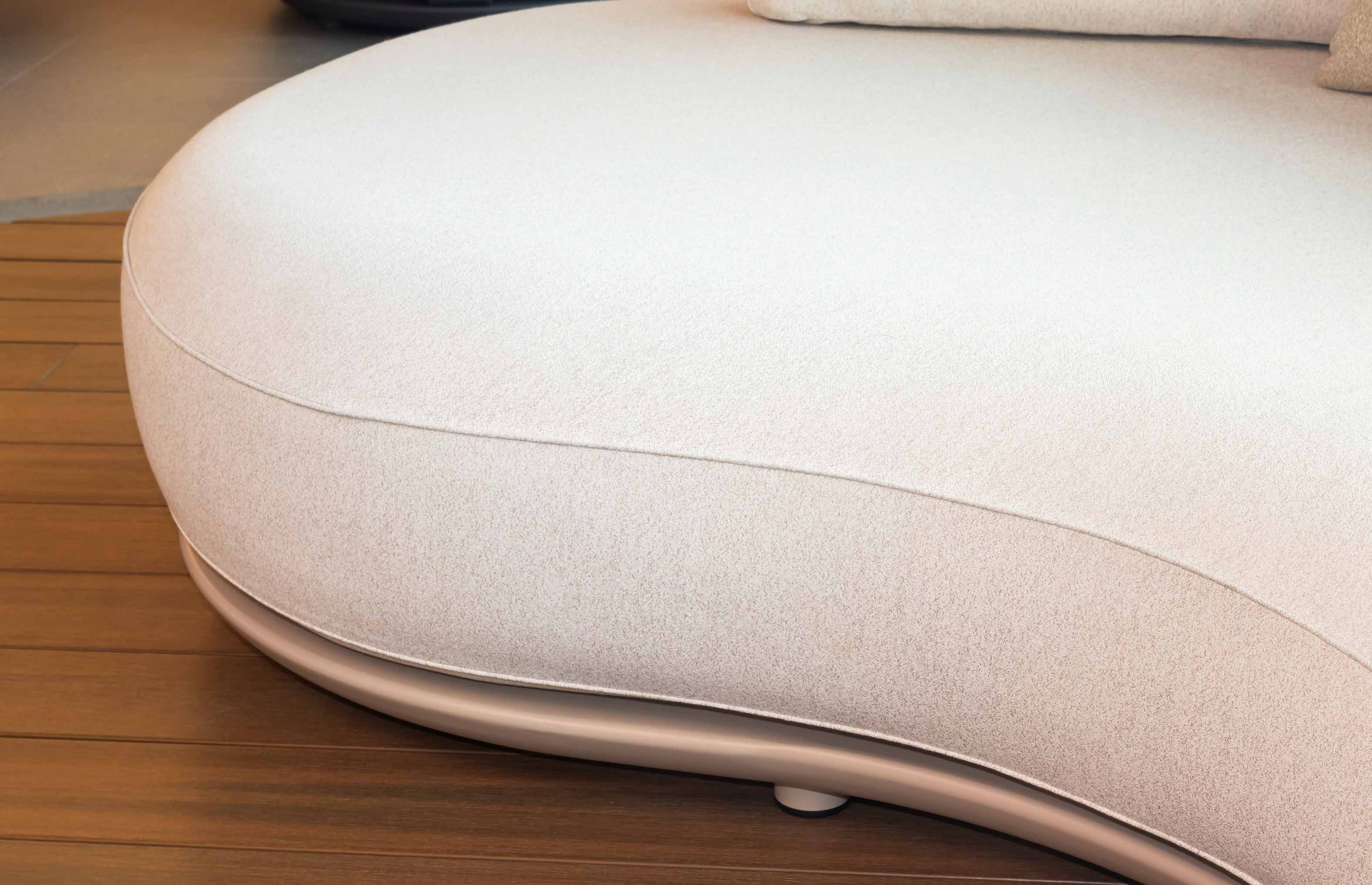 Assise incurvée en tissu en fibre acrylique beige, design italien luxueux, finition haut de gamme .