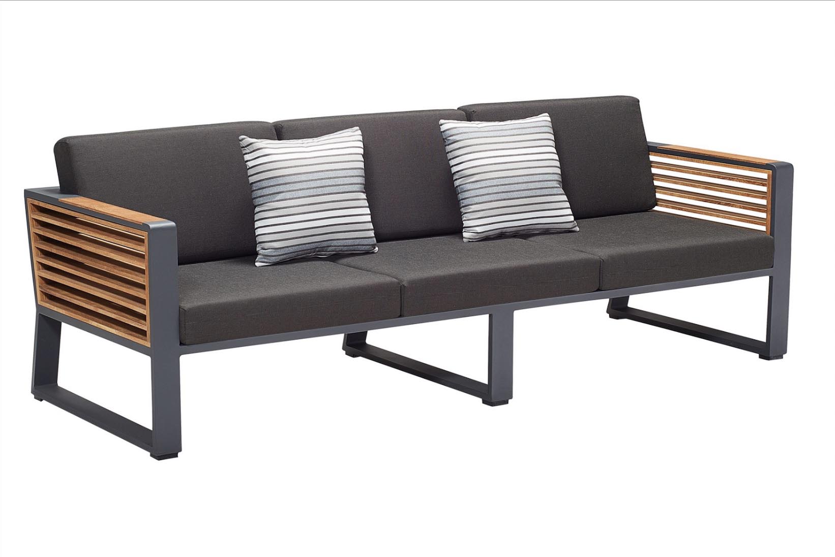 Canapé 3 places design luxe en aluminium et teck FSC aux accoudoirs élégants, coussins gris en tissu 100% Oléfine déperlant.