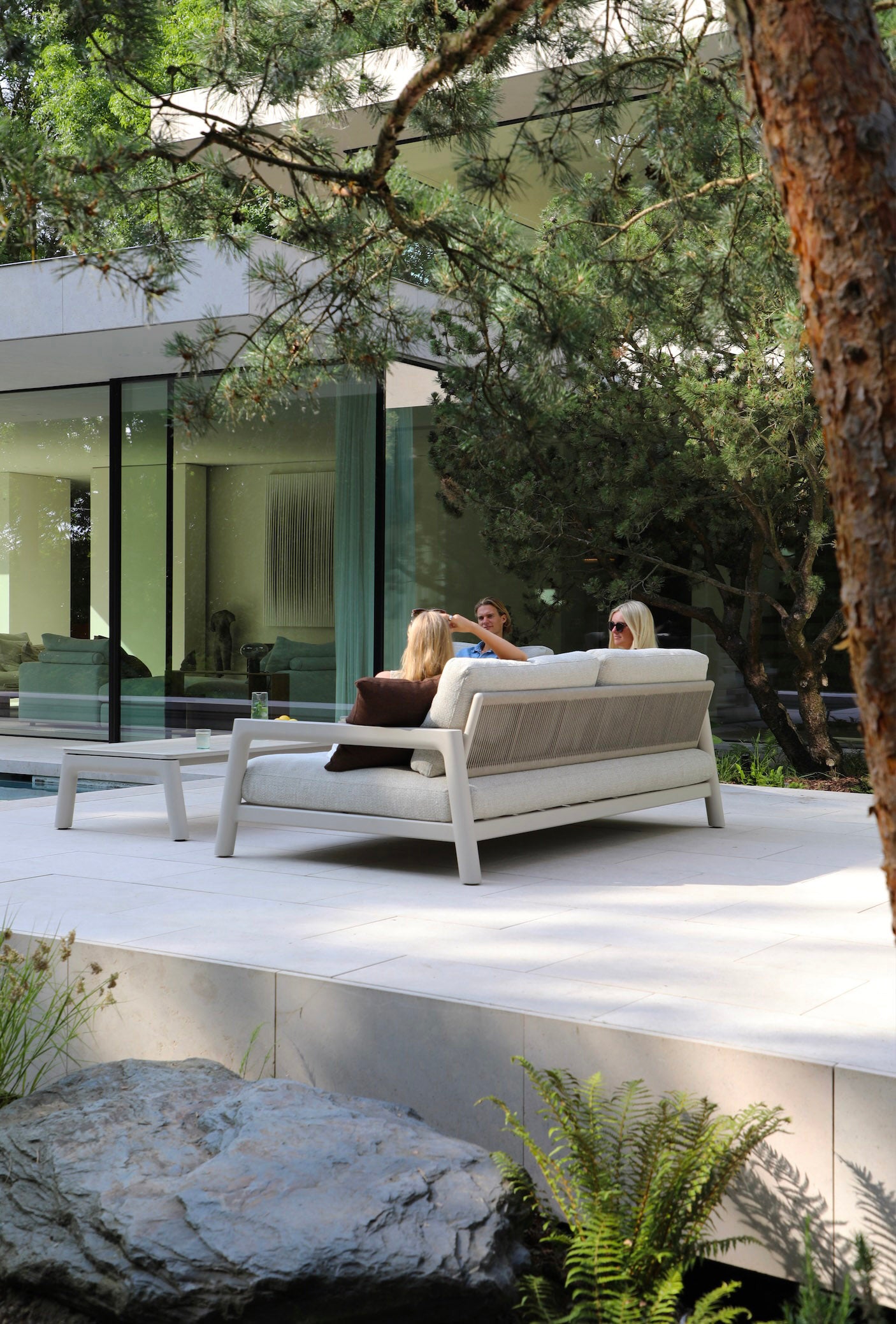 Canapé de jardin modulable en aluminium inoxydable blanc avec corde tressée, coussins déhoussables et déperlants beige.