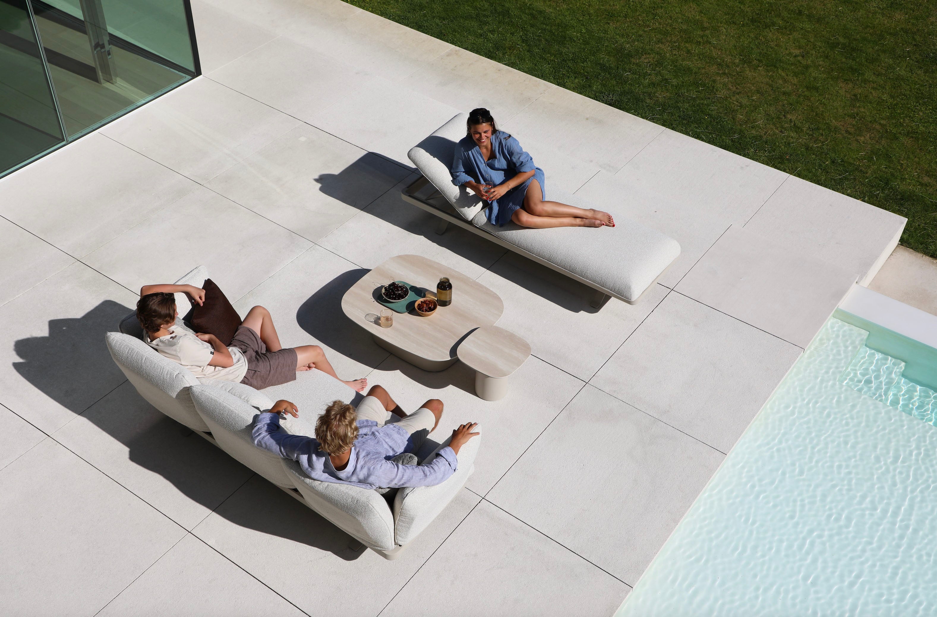 Canapé 3 places de jardin transformable en bain de soleil en aluminium inoxydable blanc, coussins déhoussables et déperlants.