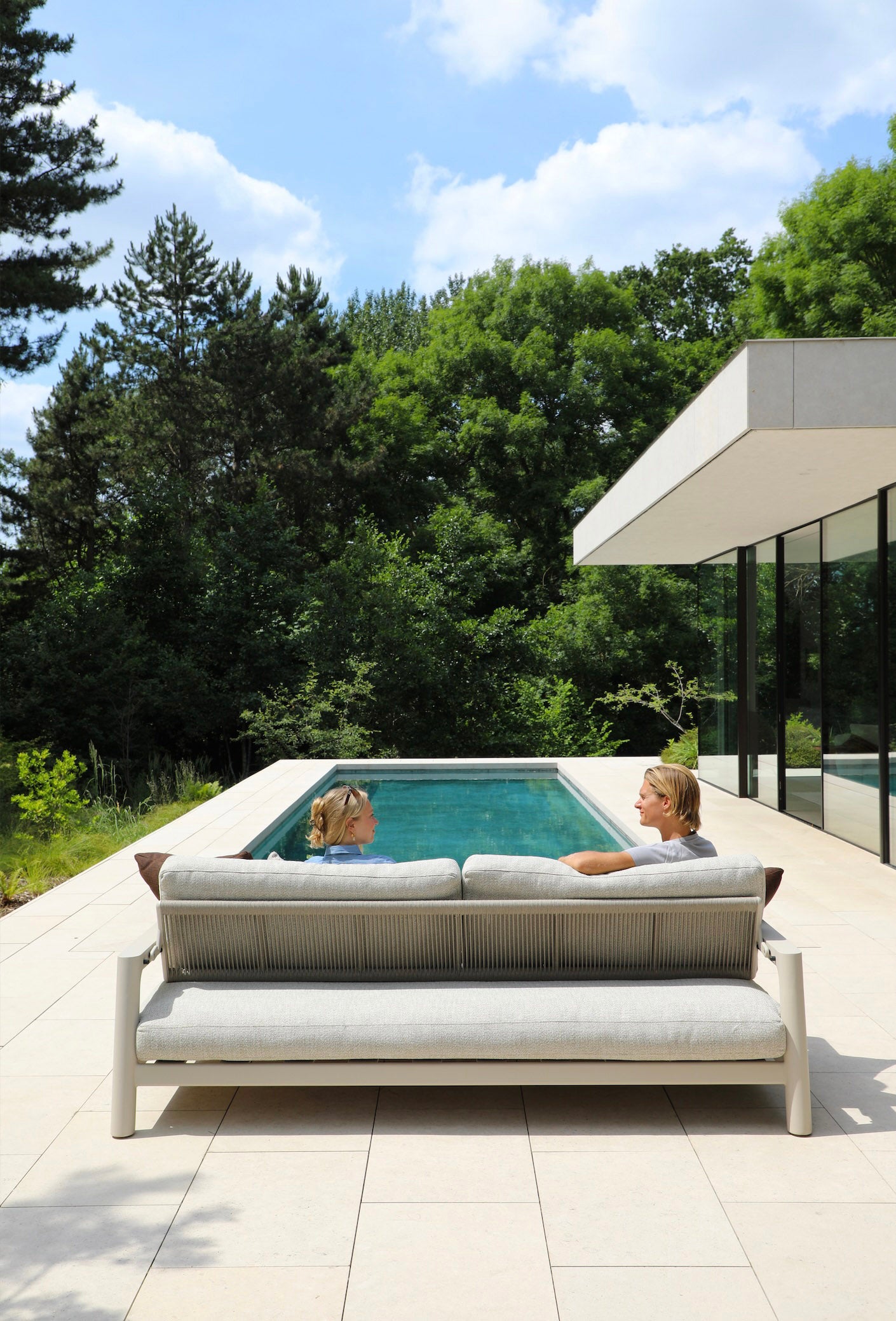 Canapé modulable en aluminium inoxydable et corde, coussins déhoussables déperlants beige, design luxe et esthétiquement.