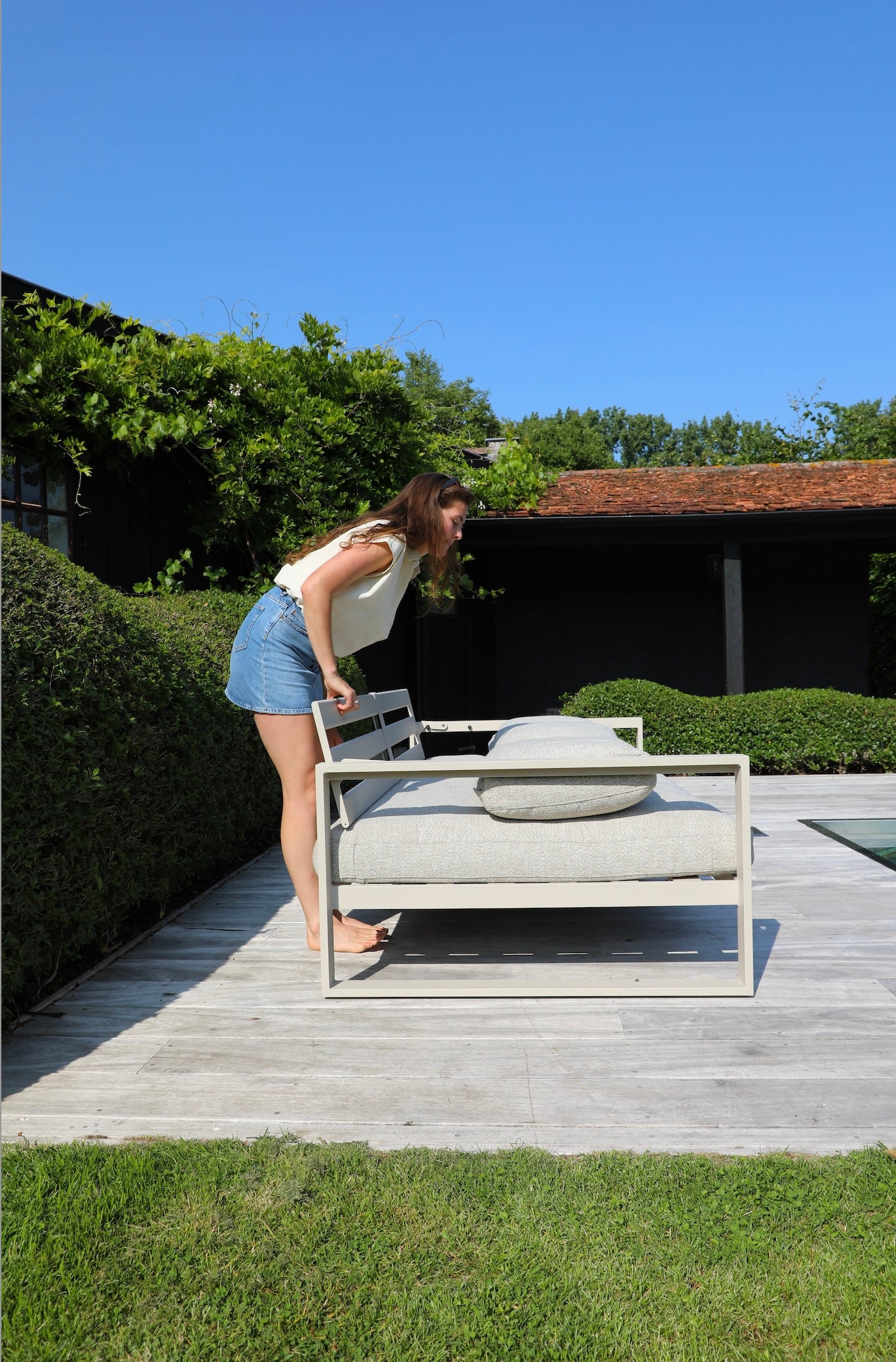 Canapé de jardin modulable en aluminium inoxydable et teck FSC, coussins déhoussables et déperlants, design élégant.