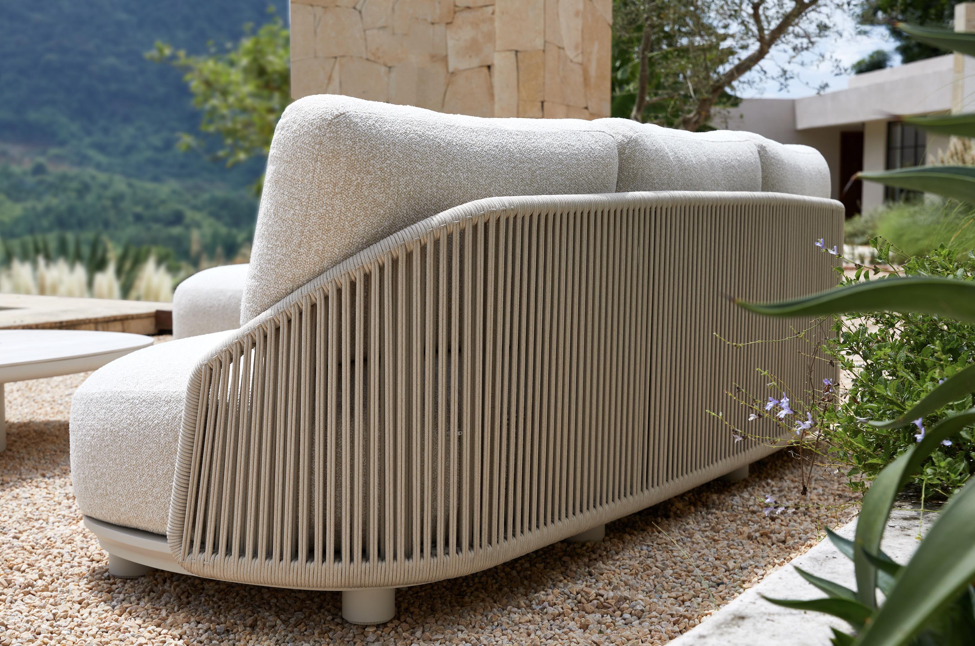 Salon de jardin haut de gamme en aluminium design beige avec dossier en corde tressée, coussins en tissu 100% Oléfine.