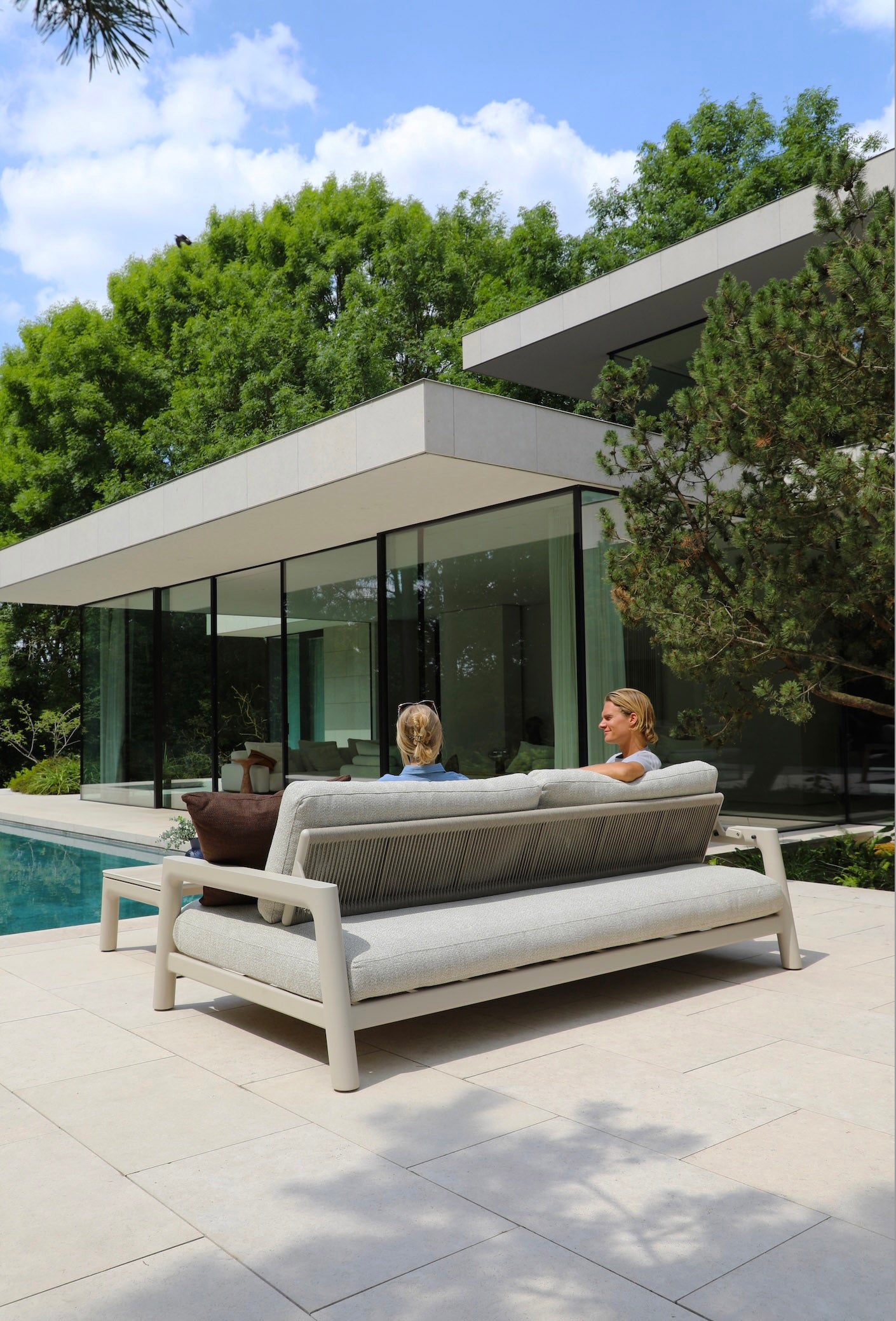 Canapé modulable en aluminium inoxydable blanc avec corde tressée, coussins déhoussables et déperlants gris clair, design.