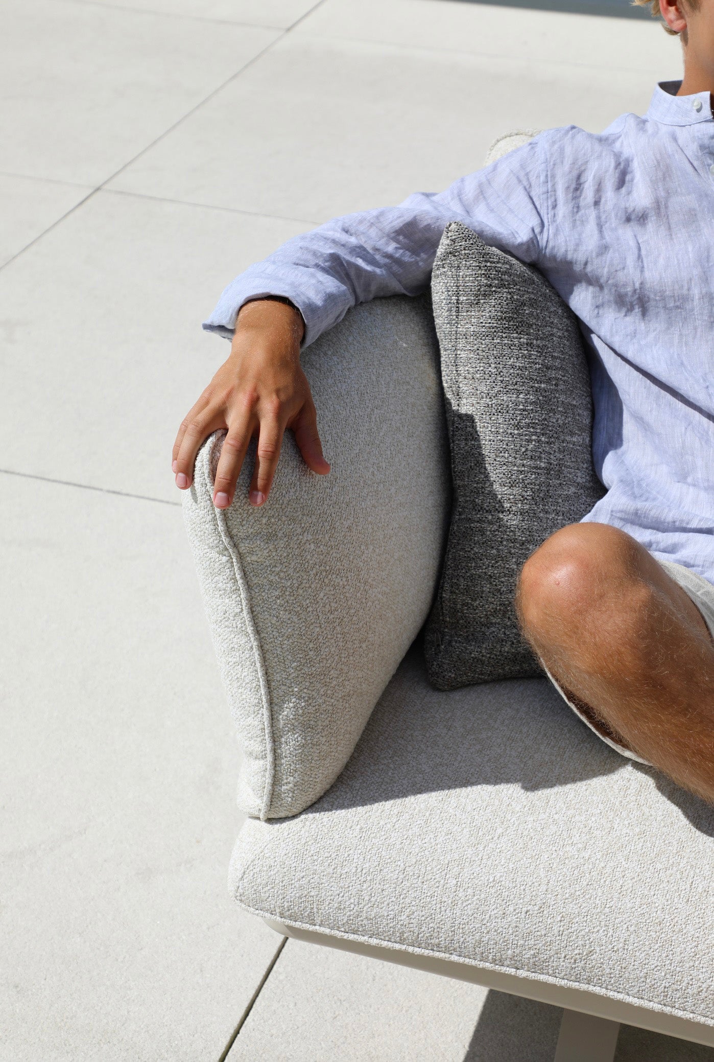 Salon de jardin d'angle modulable en aluminium inoxydable avec coussins déhoussables et déperlants, tissu clair et coussin.