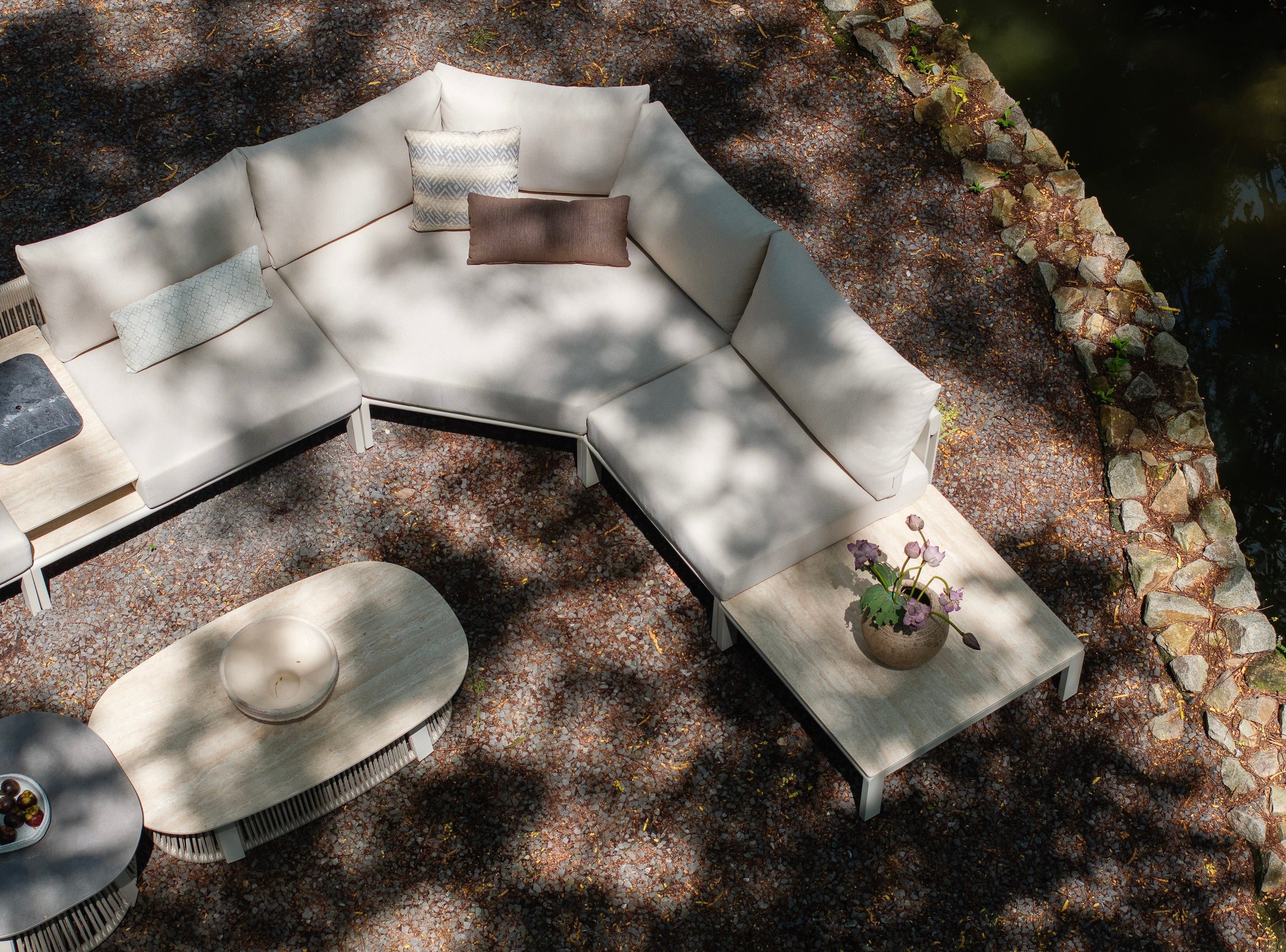 Canapé d'angle extérieur design italien en aluminium et corde, coussins déhoussables et déperlants