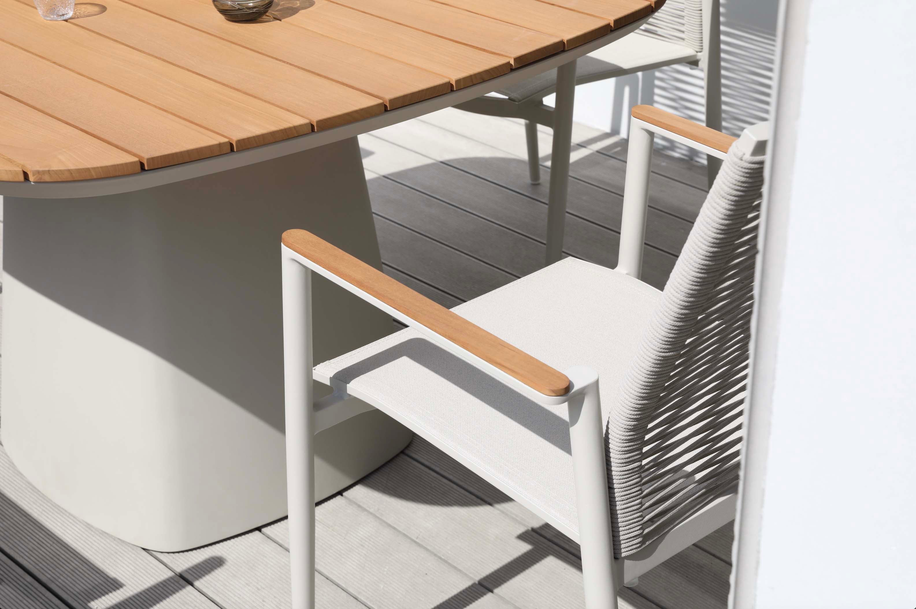 Chaise repas jardin empilable en aluminium haut de gamme inoxydable beige, accoudoirs en teck, design élégant méditerranéen.