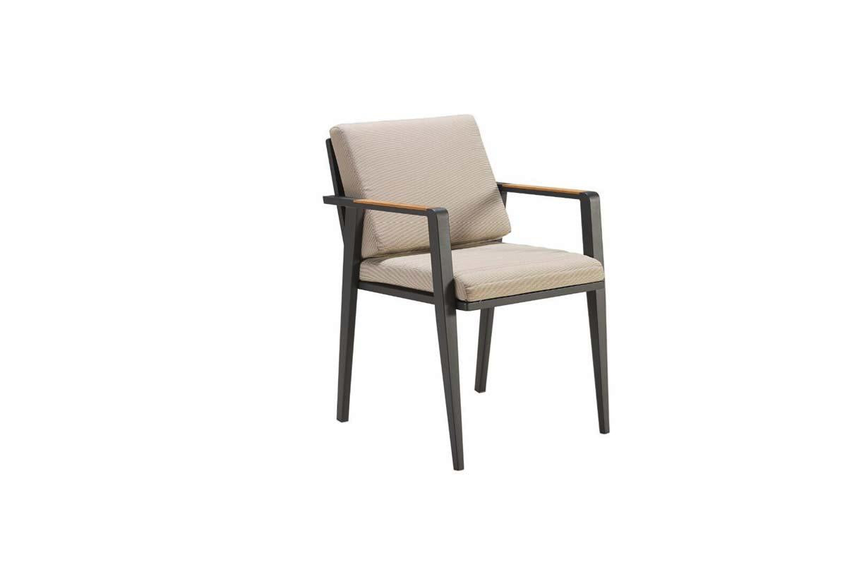 Chaise de repas en aluminium haut de gamme avec accoudoirs, coussins en tissu oléfine beige déhoussables et housse.