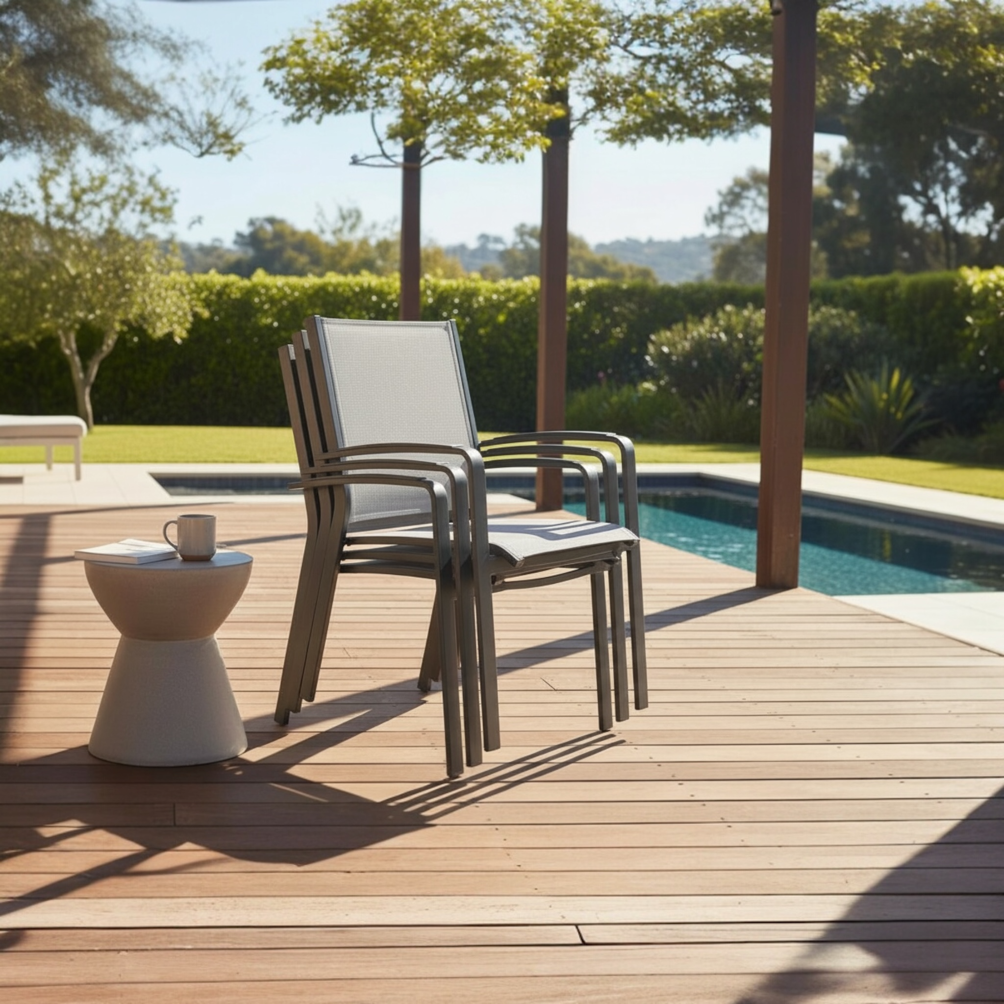 Mise en situation des chaises empilables NORY en aluminium gris anthracite. 