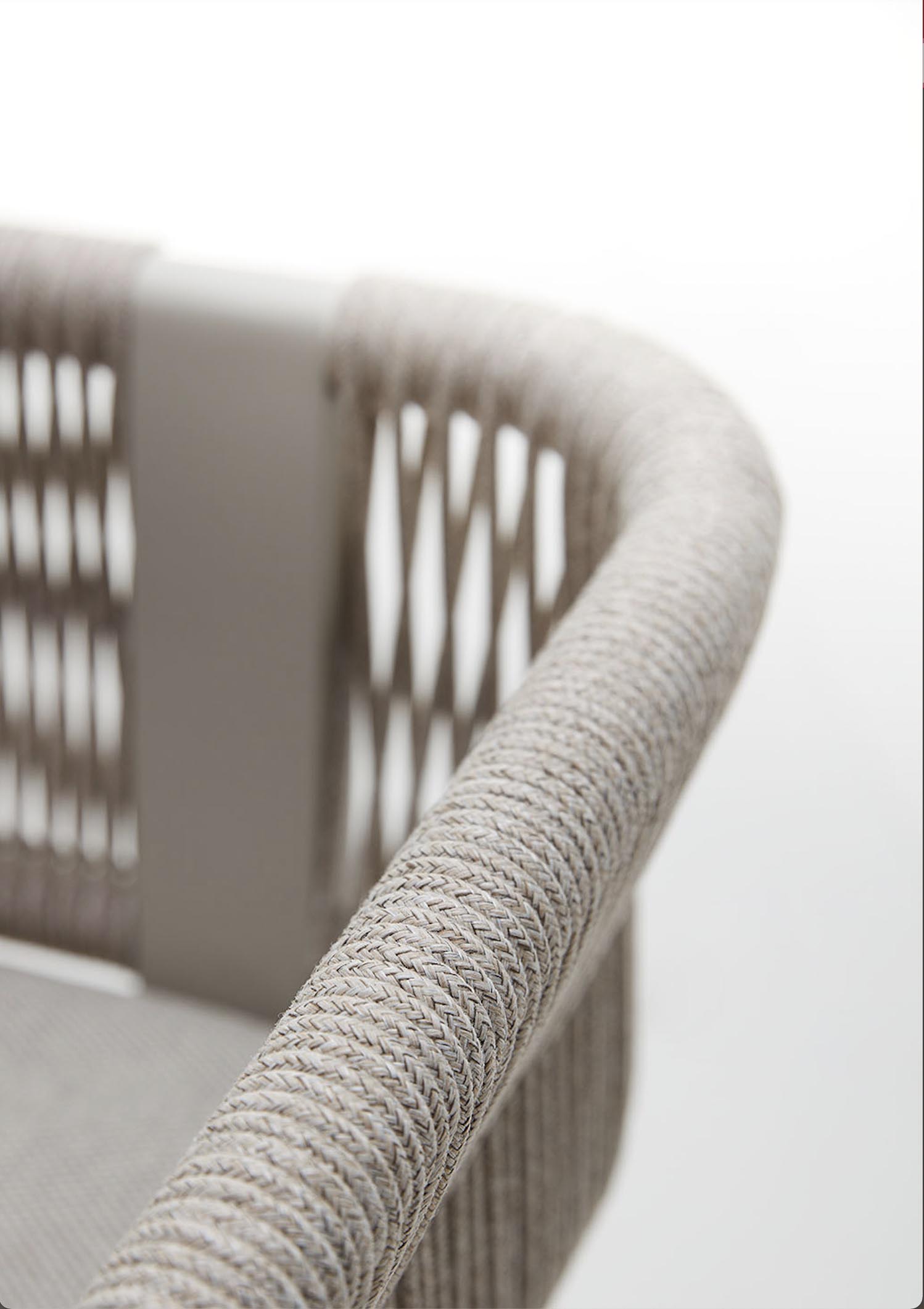 Bain de soleil moderne en aluminium avec accoudoirs en corde tressée beige, coussin déhoussable déperlant, finition teck FSC .