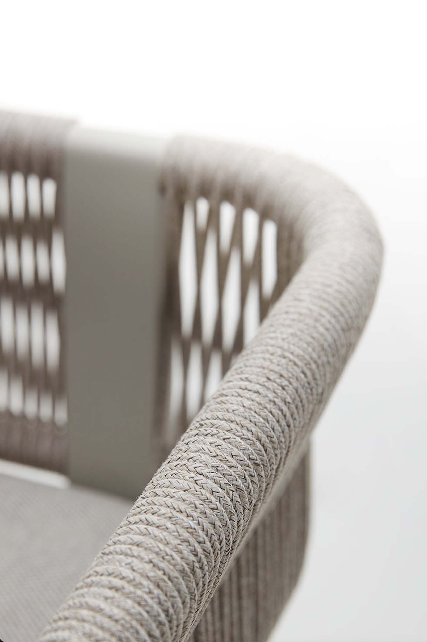 Détail d'accoudoir en corde tressée beige du canapé d'angle extérieur moderne OLBY avec structure en teck FSC et coussin.