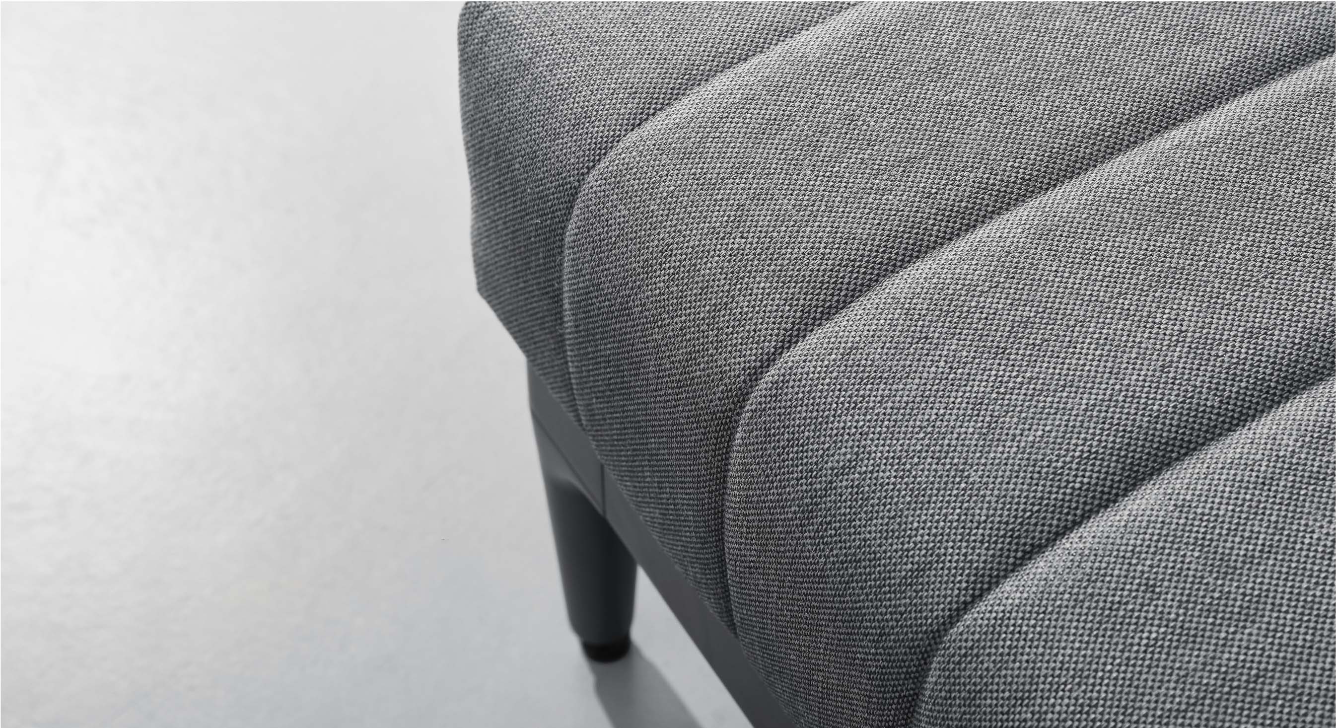Bain de soleil double avec structure aluminium inoxydable, accoudoirs en teck FSC, coussins gris en tissu 100 % Oléfine.