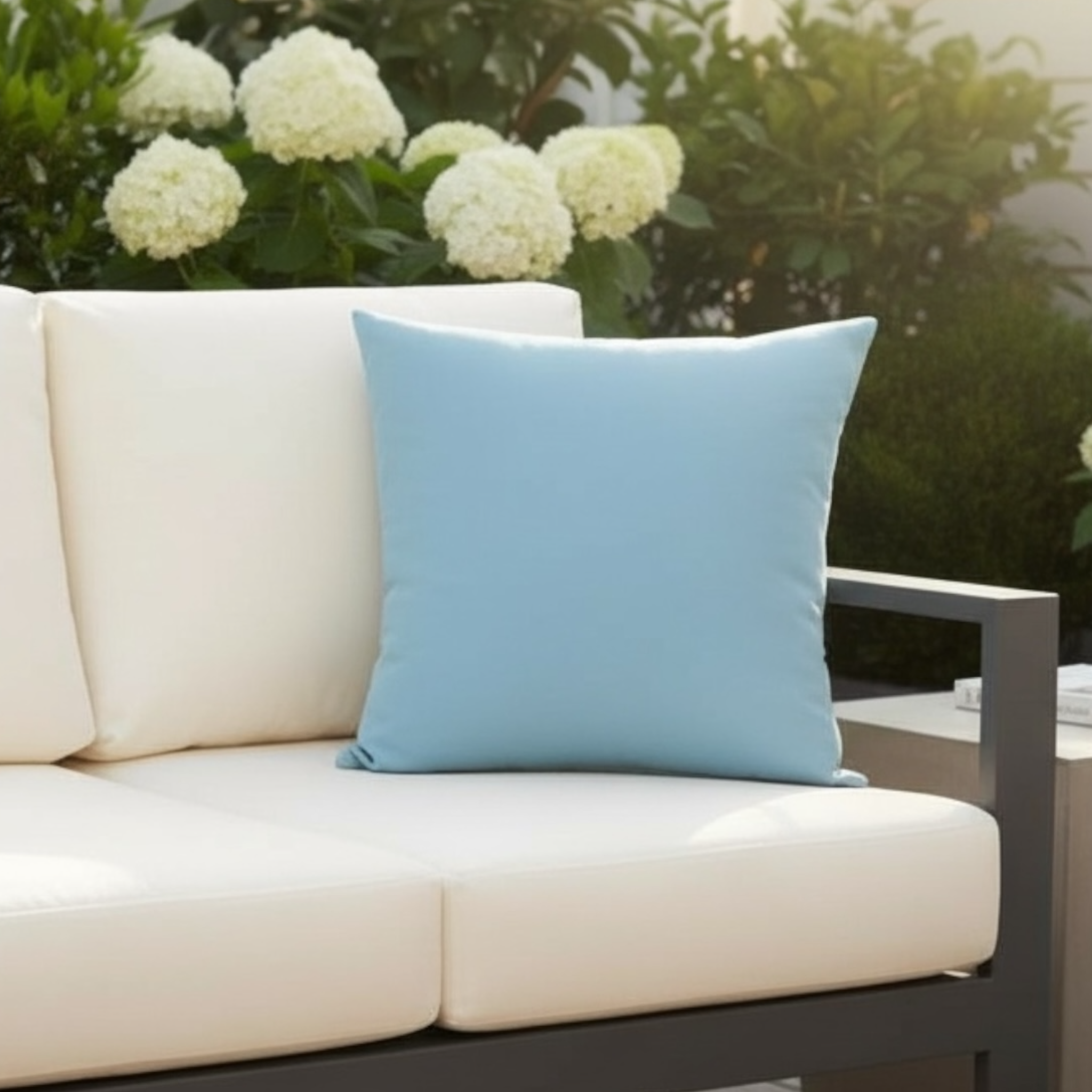 Coussin d’extérieur bleu pastel SUNBRELLA, vue détaillée