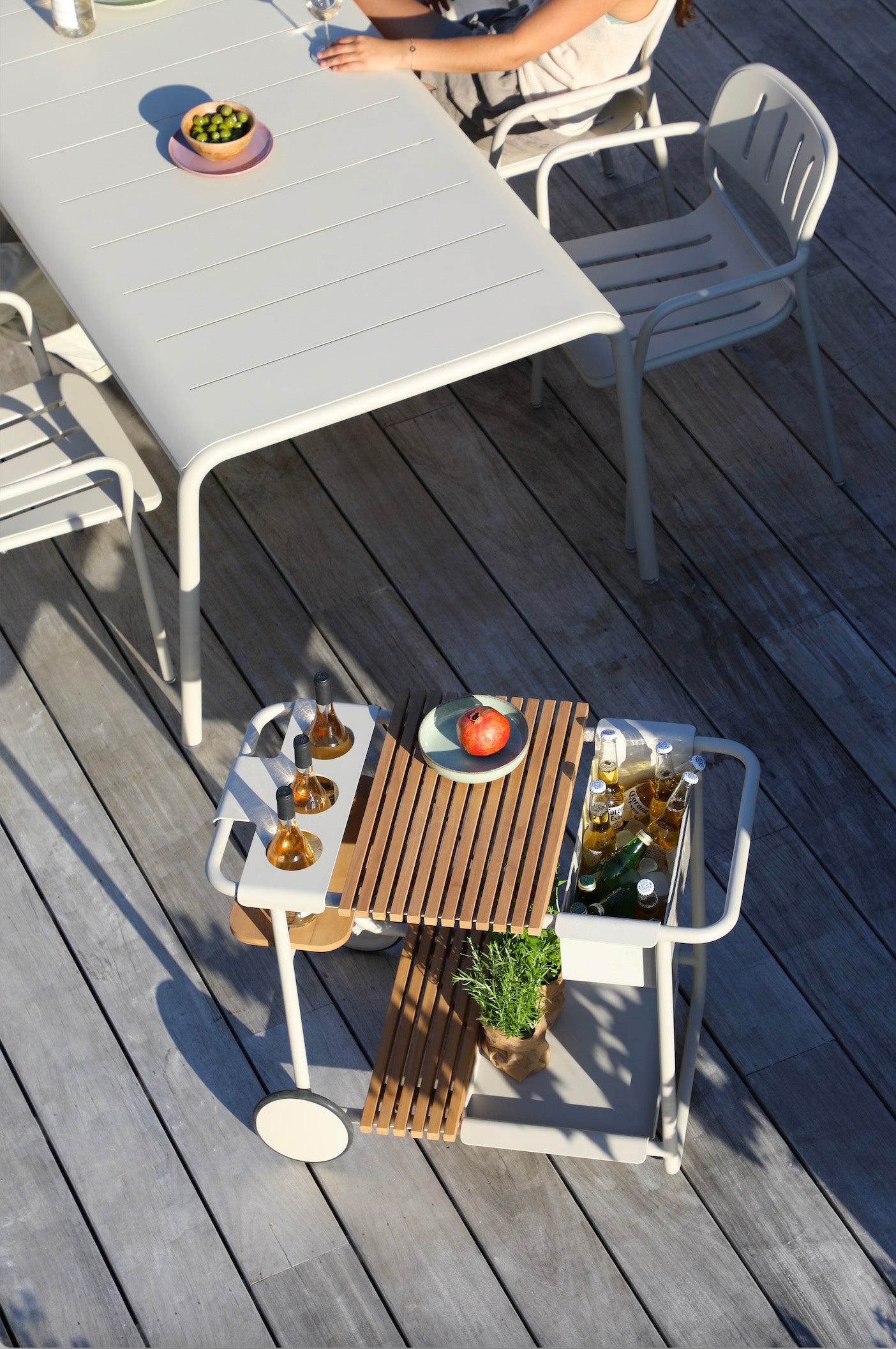 Desserte en aluminium beige de la collection modulable Sunny, design belge avec plateau en bois, roues blanches élégantes. 