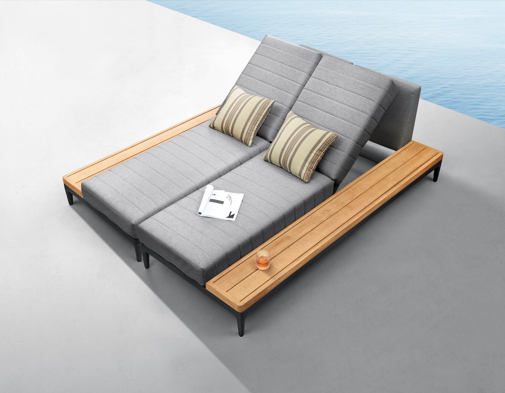 Bain de soleil double avec structure aluminium inoxydable, accoudoirs en teck FSC, coussins gris en tissu 100% Oléfine.