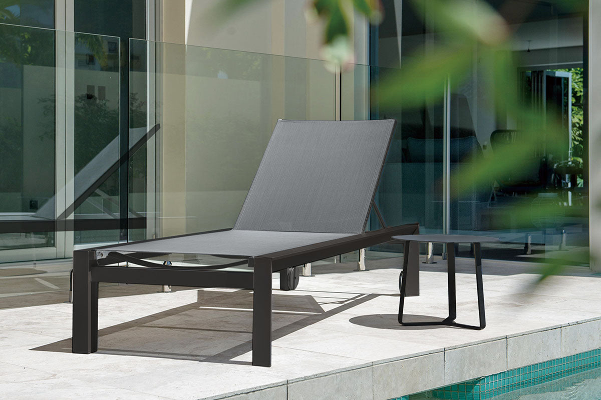 Duo de bains de soleil en aluminium + table basse - NICKY NOIR