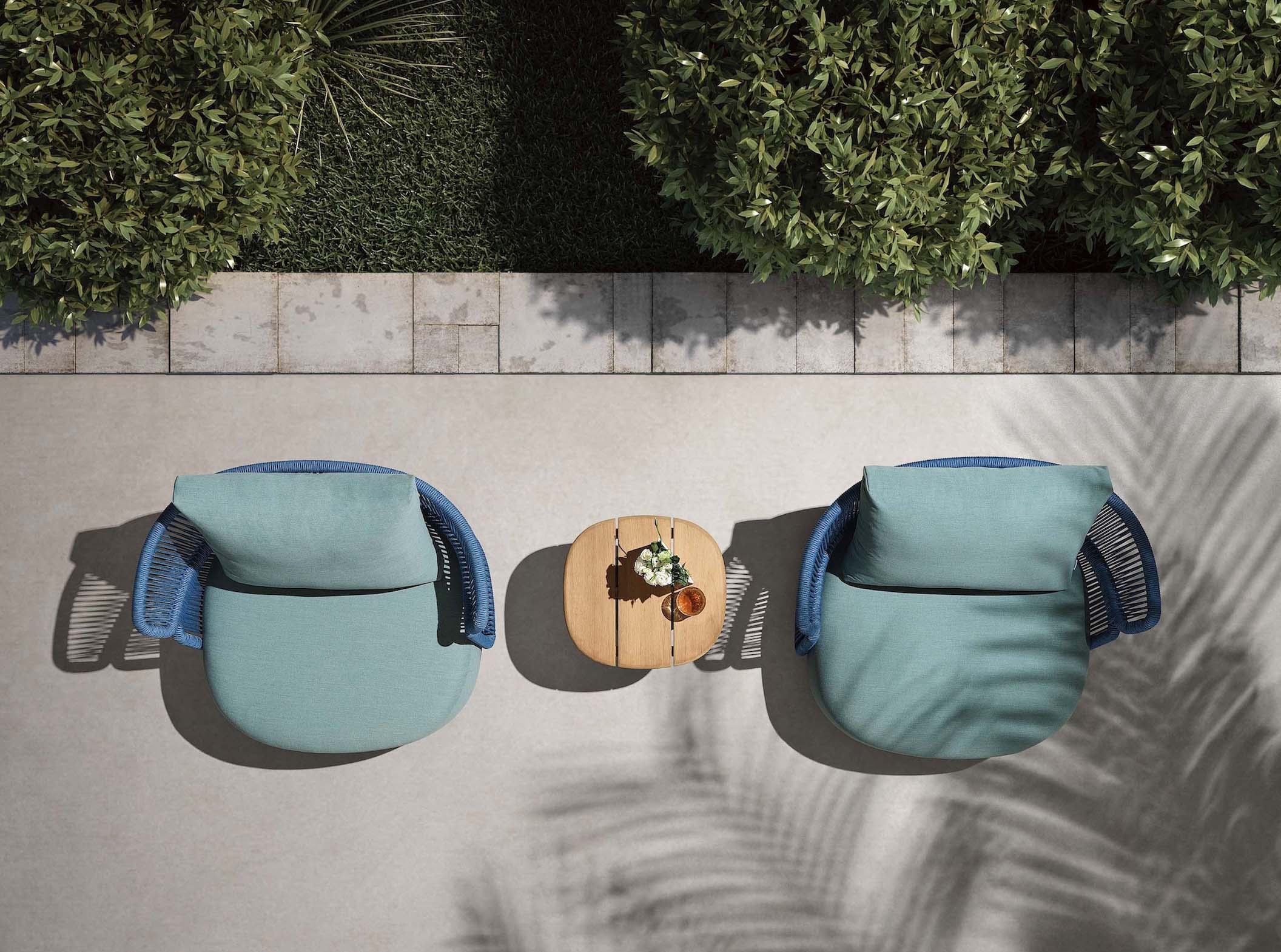 Duo de fauteuils haut de gamme en aluminium noir avec assises en corde tressée bleu et coussins bleus clairs, design italien.